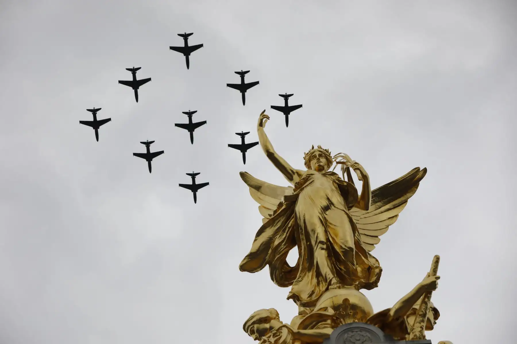 Aviones militares participan en un vuelo sobre el Queen Victoria Memorial (QVM) en el Mall, en las afueras del Palacio de Buckingham en Londres, el 10 de julio de 2018 para conmemorar el centenario de la Royal Air Force. AFP