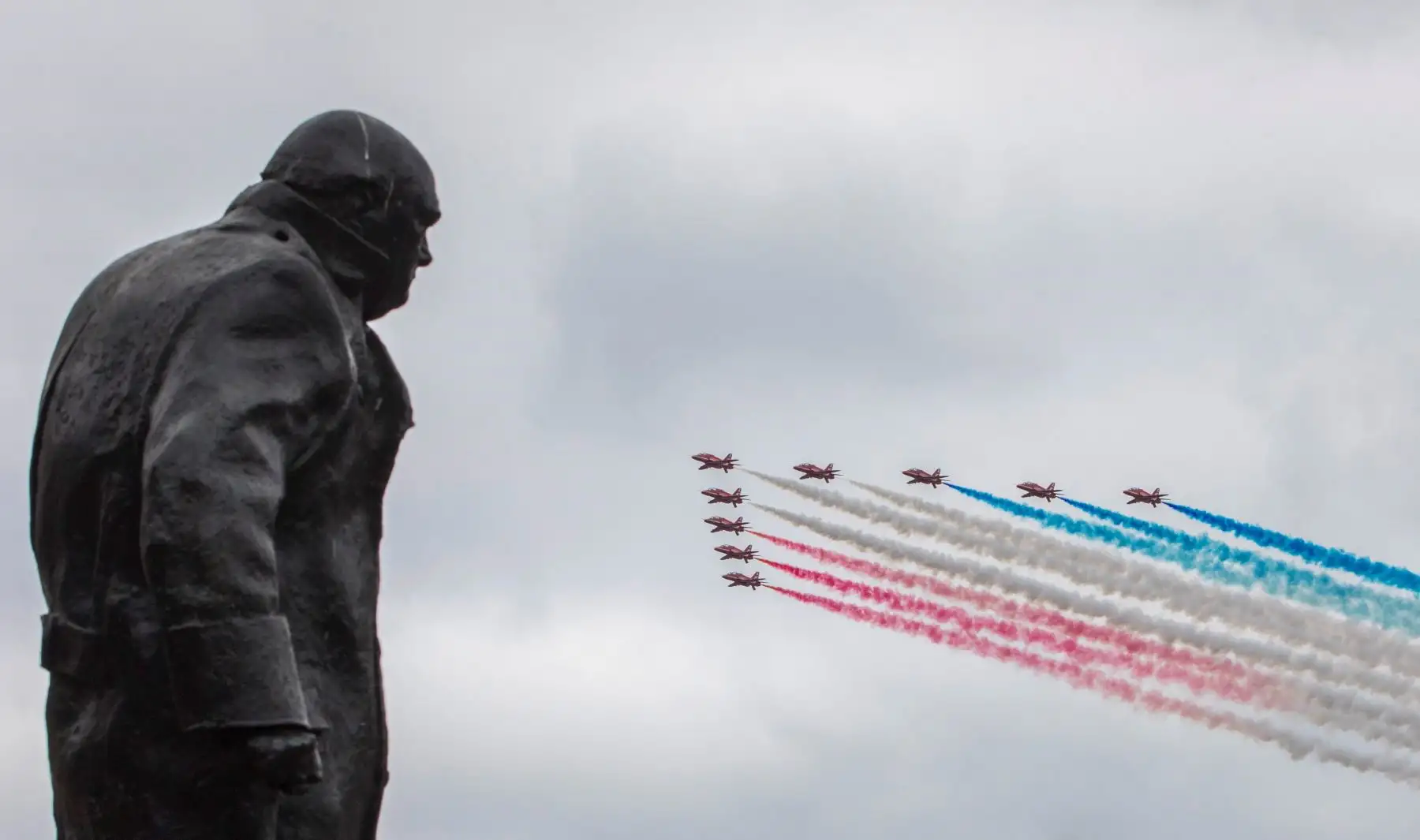 La unidad de vuelo acrobatico de la Fuerza Aérea británica sobrevuela la estatua de Winston Churchill en la plaza del Parlamento, durante las ceremonias por el centenario de la Real Fuerza Aérea (RAF) en Londres Foto: EFE