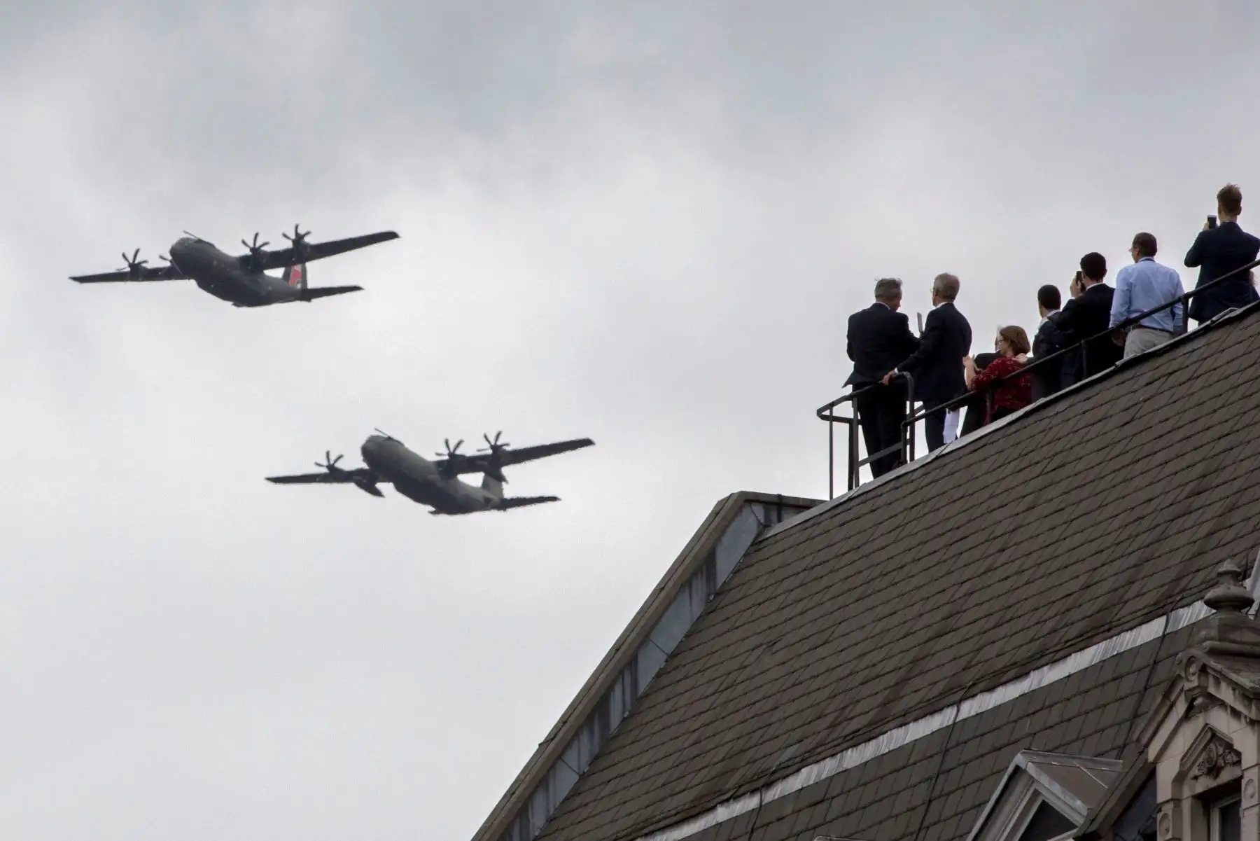 Dos aviones militares participan en un desfile aéreo durante las ceremonias por el centenario de la Real Fuerza Aérea (RAF) en Londres (Reino Unido) hoy, 10 de julio de 2018. EFE