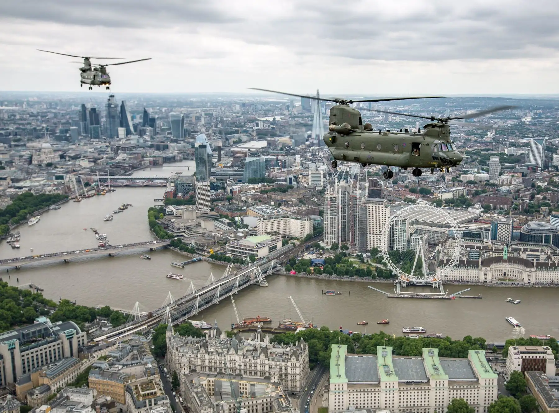 Fotografía cedida por el ministerio de Defensa del Reino Unido que muestra a varios helicópteros de la Real Fuerza Aérea (RAF) del Reino Unido mientras sobrevuelan la 