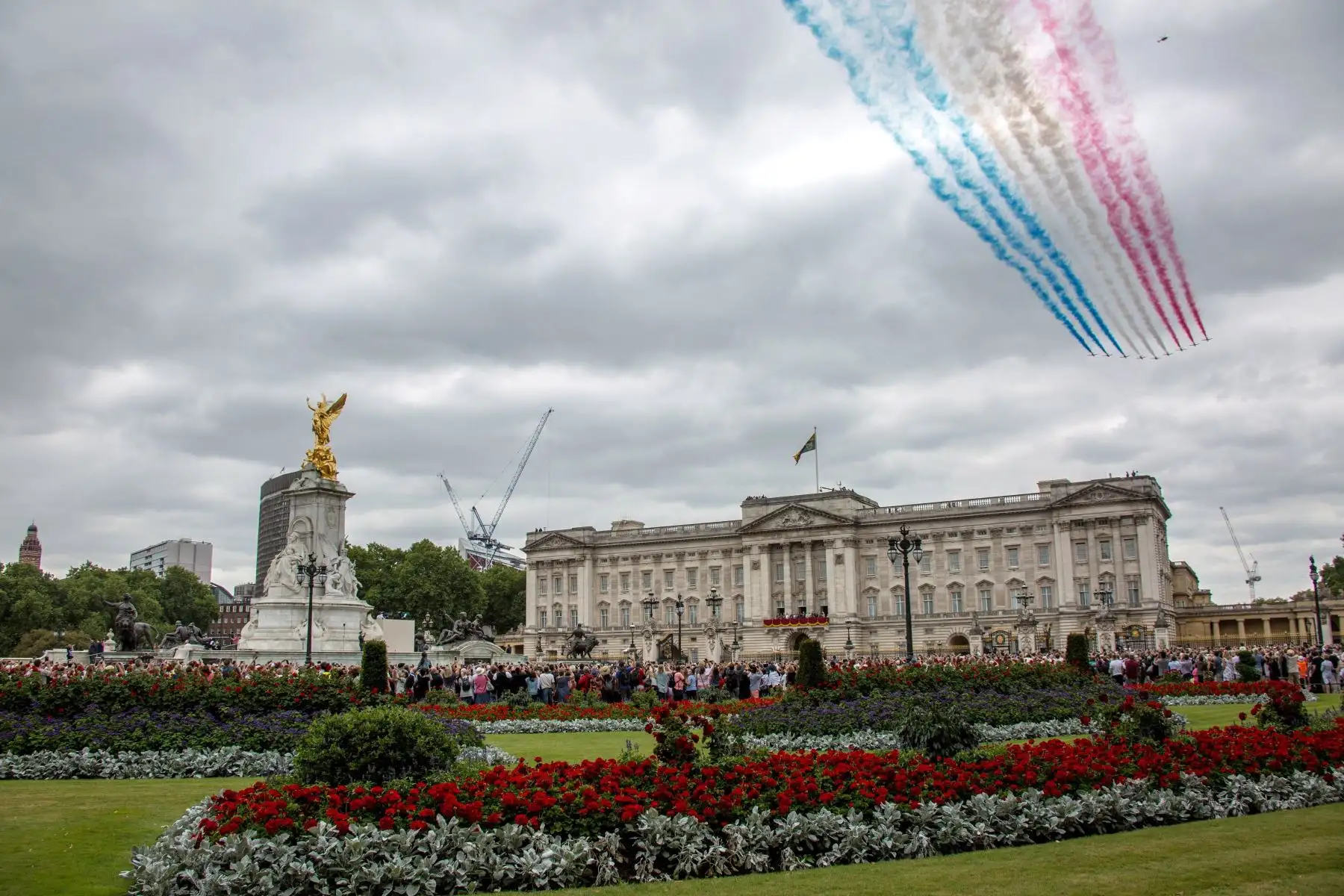 FotografÌa cedida por el Ministerio de Defensa del Reino Unido que muestra a varios aviones de la Real Fuerza AÈrea (RAF) del Reino Unido mientras sobrevuelan el palacio de Buckingham en Londres (Reino Unido). EFE