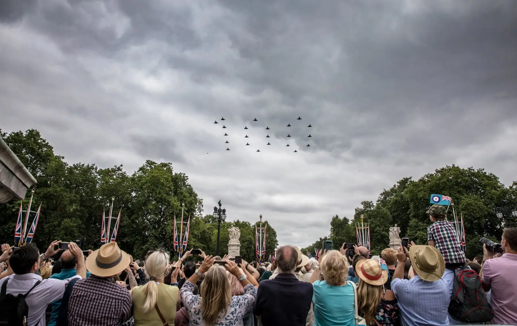 FotografÌa cedida por el Ministerio de Defensa del Reino Unido que muestra a varios aviones de la Real Fuerza AÈrea (RAF) del Reino Unido mientras sobrevuelan el palacio de Buckingham en Londre.EFE