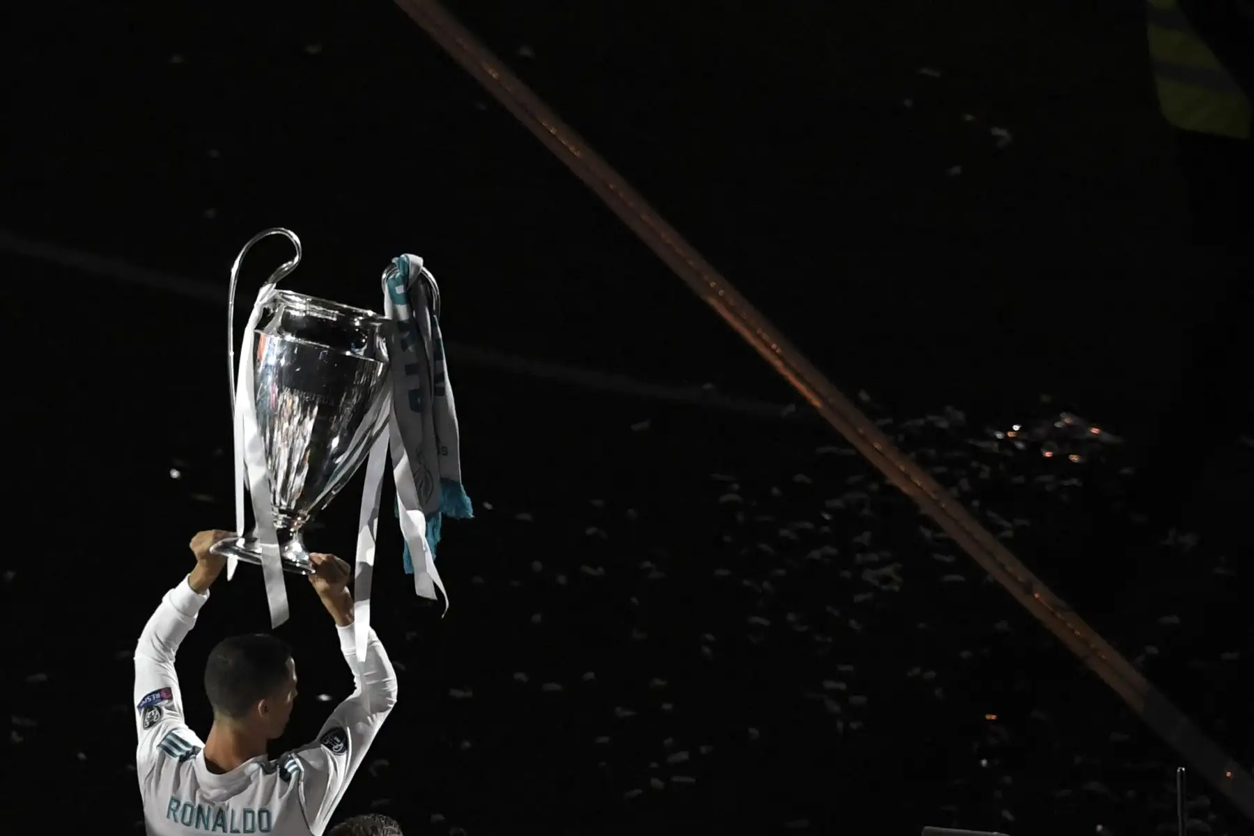 En esta foto de archivo tomada el 27 de mayo de 2018, el delantero portugués del Real Madrid Cristiano Ronaldo se lleva el trofeo en el estadio Santiago Bernabéu en Madrid el 27 de mayo de 2018 durante una ceremonia de victoria después de que el Real Madrid ganara su tercer título de la Liga de Campeones en Kiev.
El Real Madrid anunció el 10 de julio de 2018 la transferencia de Cristiano Ronaldo a la Juventus. / AFP