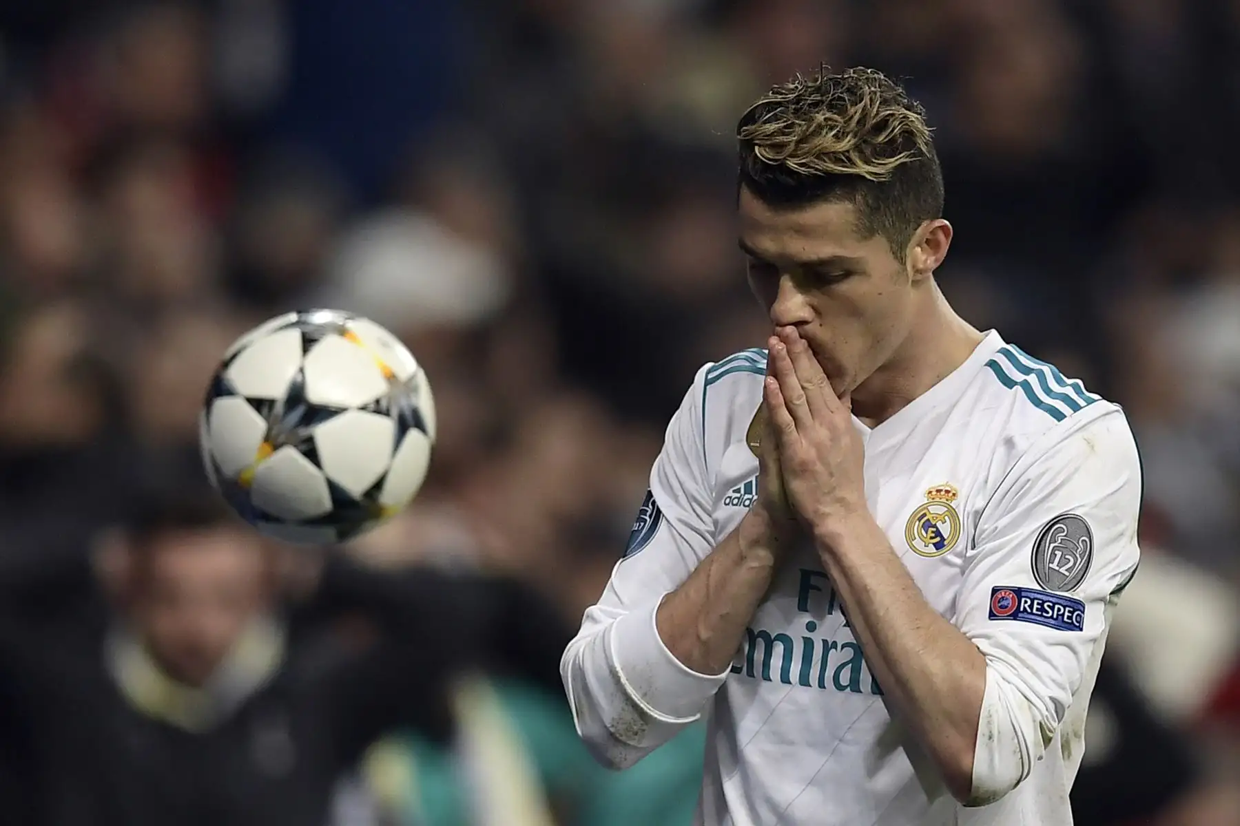El delantero portugués del Real Madrid Cristiano Ronaldo reacciona durante el partido de vuelta de cuartos de final de la UEFA Champions League entre Real Madrid CF y Juventus FC en el estadio Santiago Bernabéu de Madrid el 11 de abril de 2018. / AFP