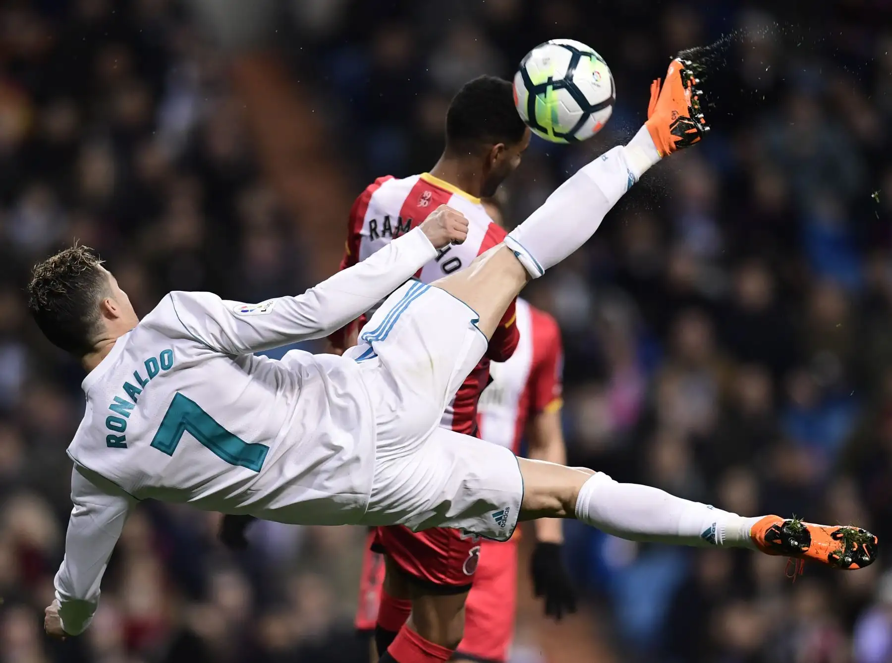 El delantero portugués del Real Madrid Cristiano Ronaldo compite con el defensa español del Girona Jonas Ramalho durante el partido de fútbol de la Liga española entre el Real Madrid CF y el Girona FC en el estadio Santiago Bernabéu de Madrid el 18 de marzo de 2018. / AFP