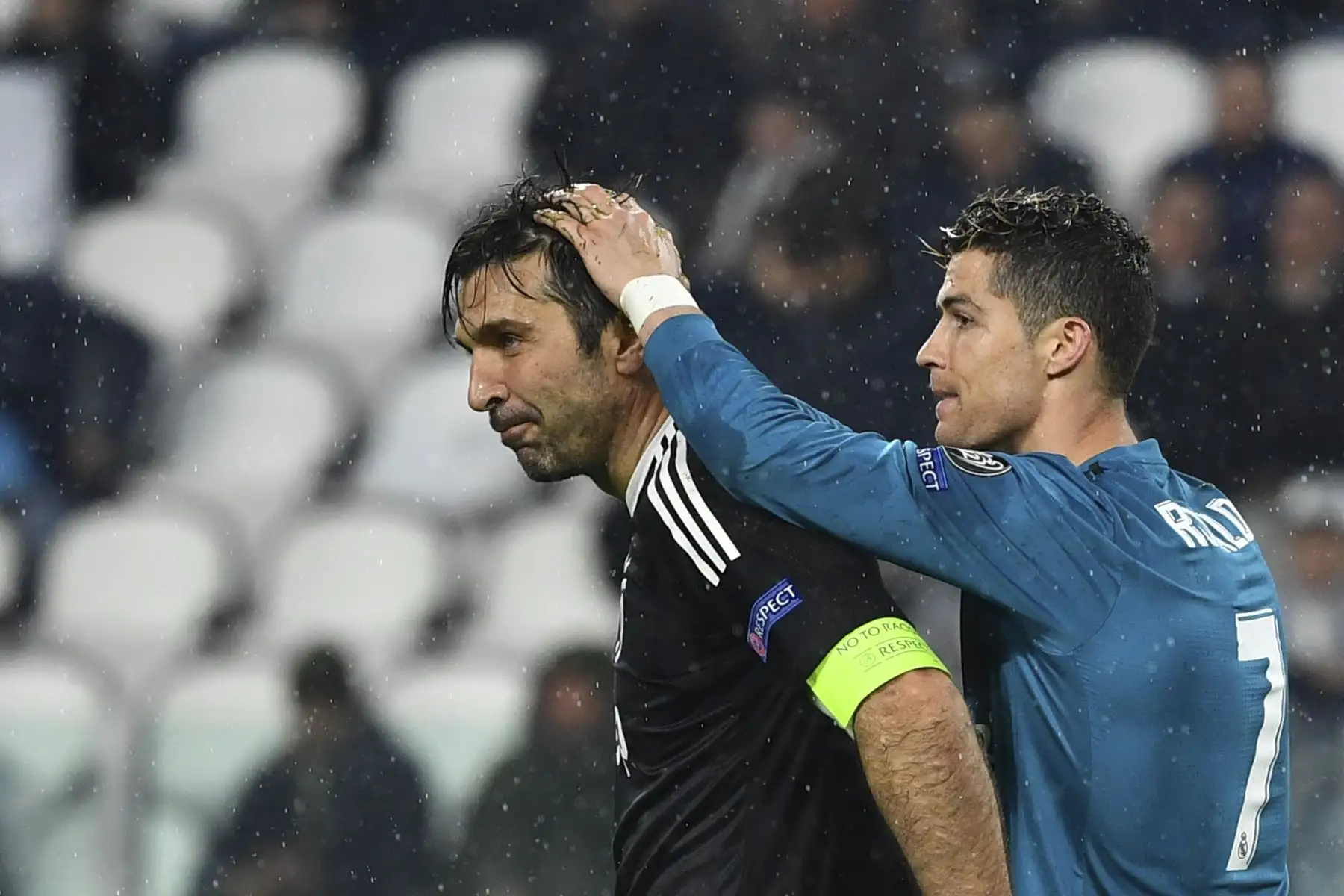 El delantero portugués del Real Madrid Cristiano Ronaldo (R) consuela al portero de la Juventus de Italia Gianluigi Buffon al final del partido de fútbol de cuartos de final de la UEFA Champions League entre la Juventus y el Real Madrid en el Allianz Stadium de Turín el 3 de abril de 2018.AFP