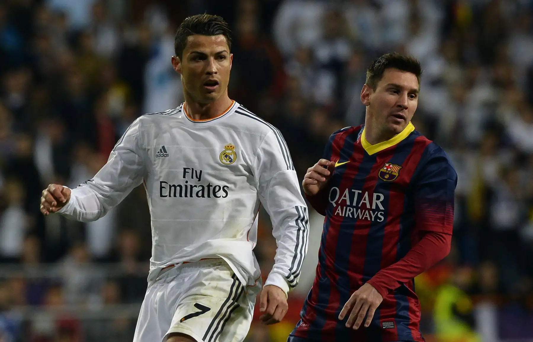 El delantero portugués del Real Madrid Cristiano Ronaldo (L) y el delantero argentino Lionel Messi observan durante el partido de fútbol "Clásico" de la liga española Real Madrid CF contra el FC Barcelona en el estadio Santiago Bernabéu de Madrid el 23 de marzo de 2014. AFP