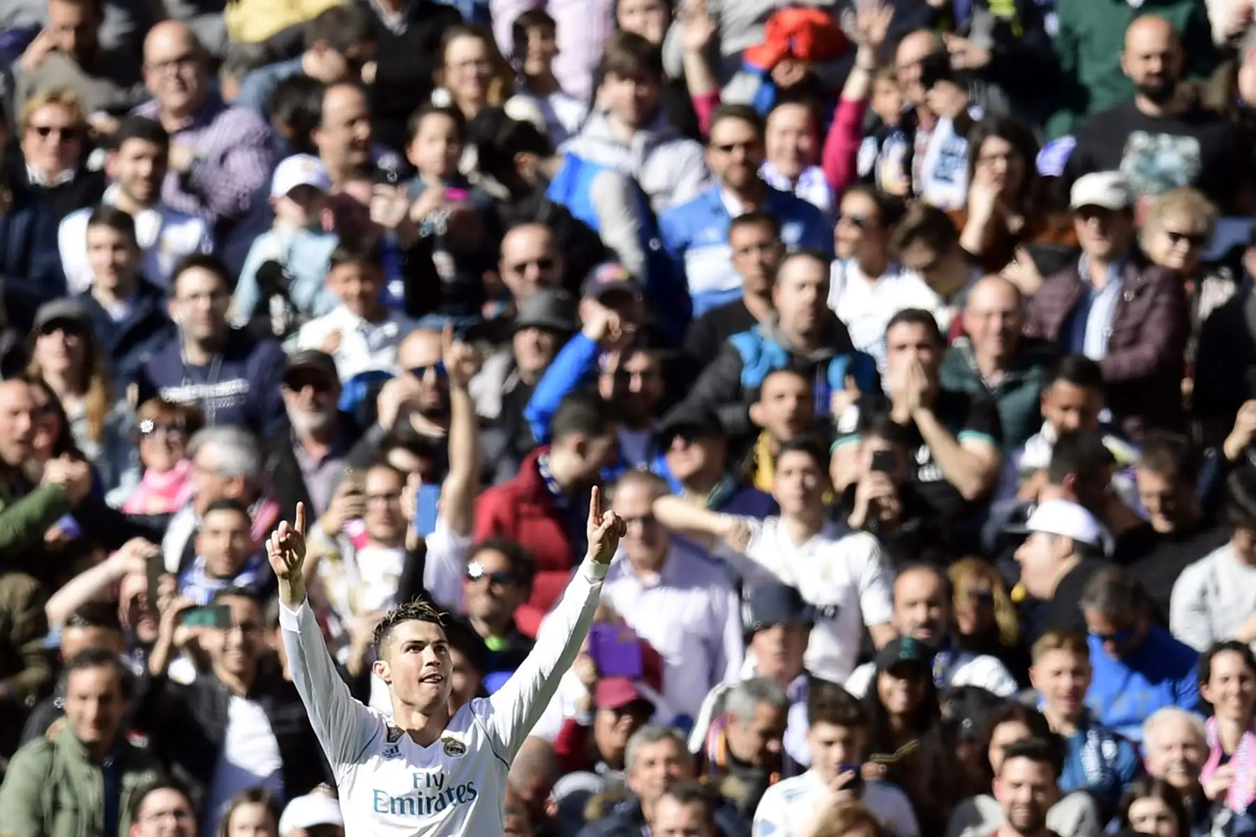El delantero portugués del Real Madrid Cristiano Ronaldo celebra un gol durante el partido de fútbol de la liga española entre el Real Madrid CF y el Club Atlético de Madrid en el estadio Santiago Bernabéu de Madrid el 8 de abril de 2018. / AFP