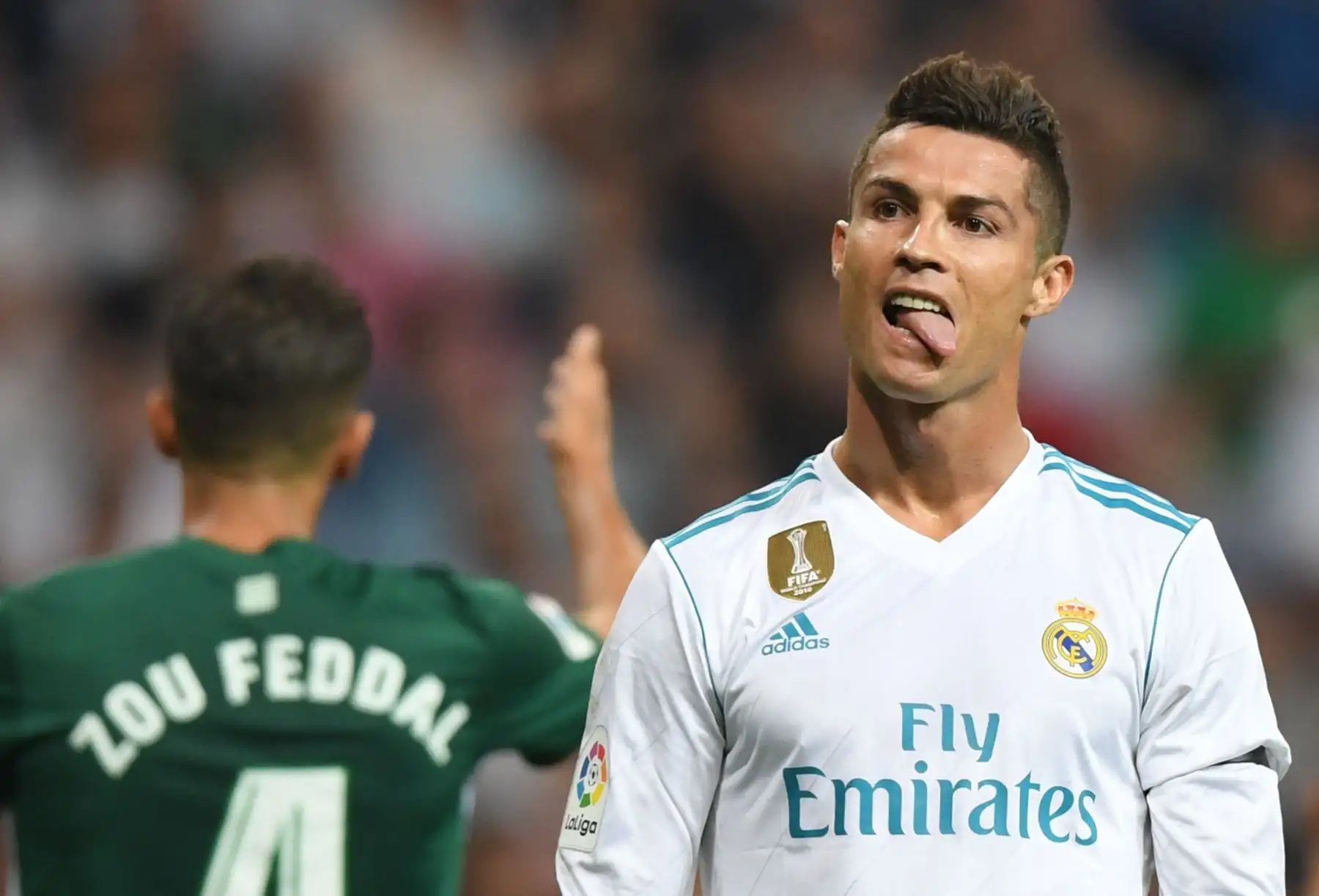 El delantero del Real Madrid de Portugal Cristiano Ronaldo (R) gesticula durante el partido de fútbol de la liga española Real Madrid CF contra el Real Betis en el estadio Santiago Bernabéu en Madrid el 20 de septiembre de 2017. / AFP
