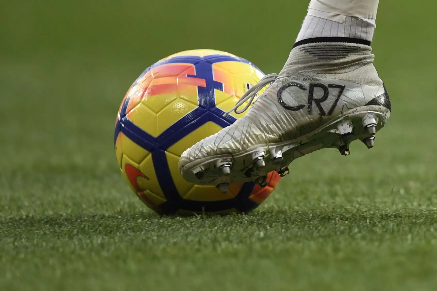 El delantero portugués del Real Madrid Cristiano Ronaldo patea el balón durante el partido de fútbol de la liga española Real Madrid CF contra el Málaga CF el 25 de noviembre de 2017 en el estadio Santiago Bernabéu de Madrid. / AFP