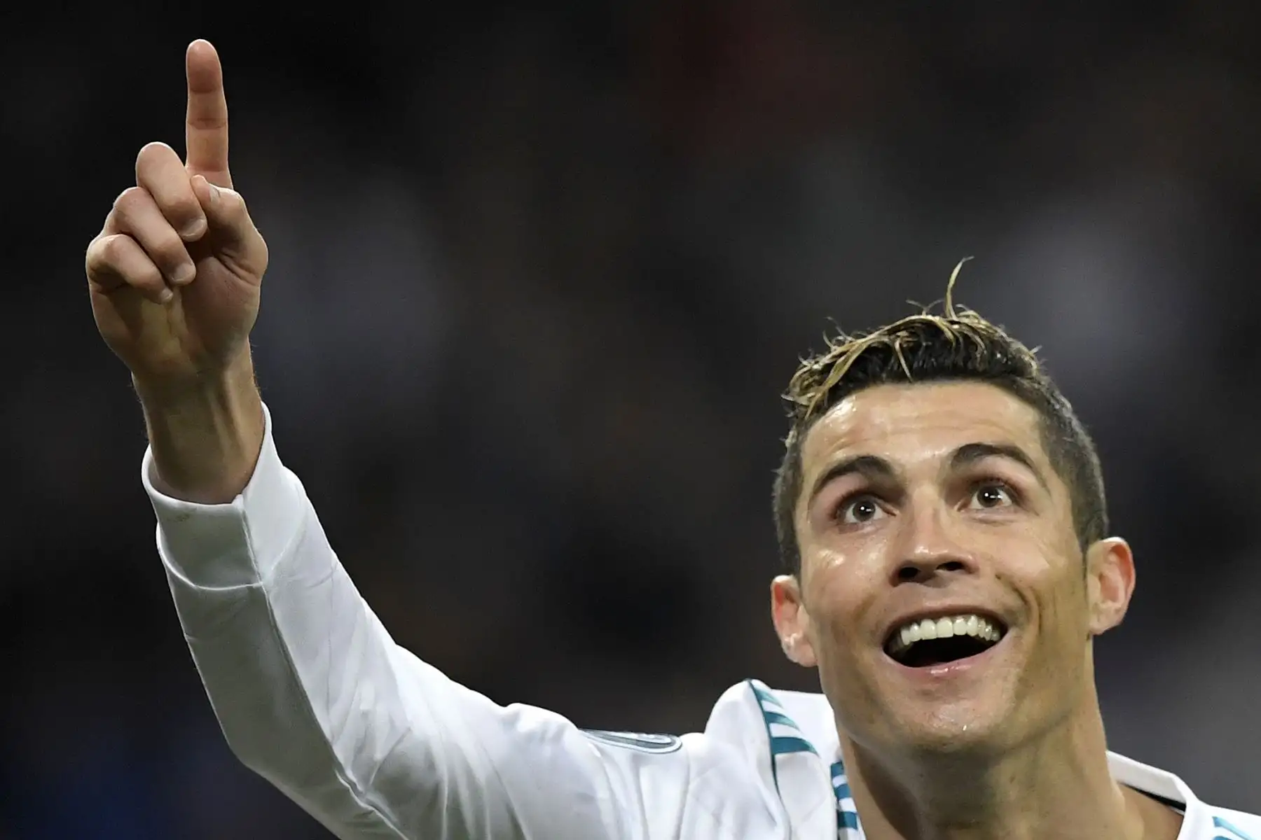 El delantero portugués del Real Madrid Cristiano Ronaldo celebra un gol en la ronda de dieciseis partidos de ida de la UEFA Champions League contra el Paris Saint-Germain (PSG) en el estadio Santiago Bernabéu en Madrid el 14 de febrero de 2018. / AFP