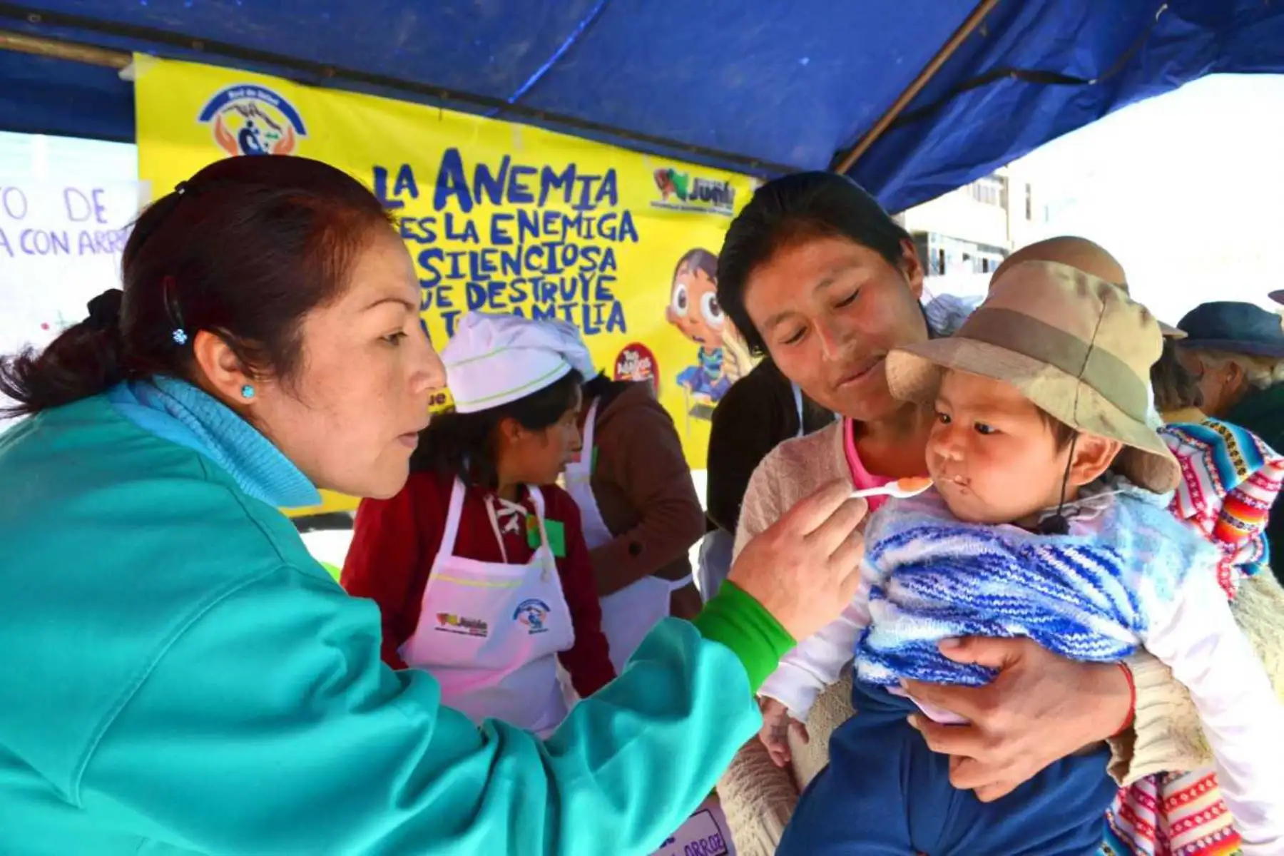 Como parte de la feria “Juntos contra la anemia” organizada en coordinación con el centro de salud, un grupo de madres de familia usuarias del programa Juntos en el distrito de Sicaya, provincia de Huancayo, elaboraron el “manjar de sangrecita”, delicioso postre que es del agrado de los niños y puede ser consumido acompañado de galletas o papillas de plátanos o manzana.
