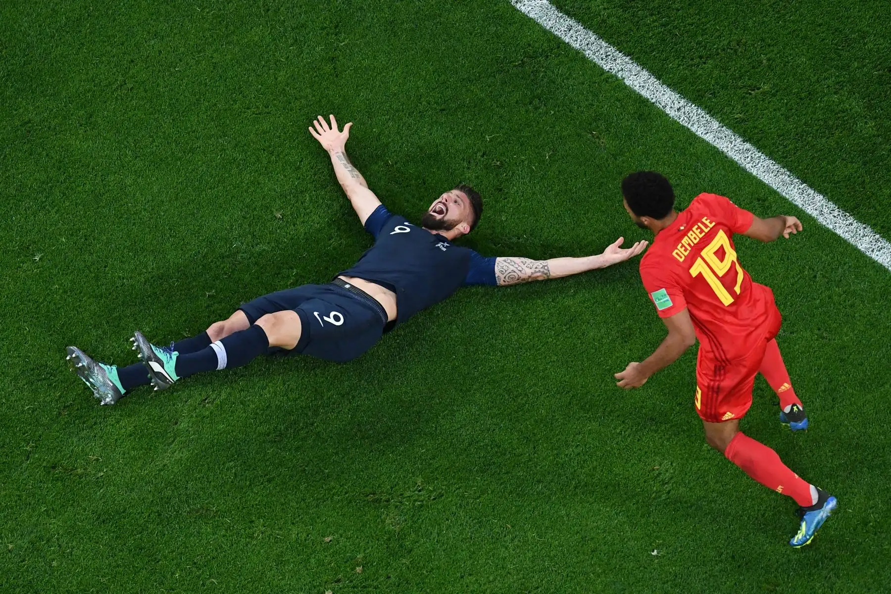 El alero de Francia Olivier Giroud (L) reacciona después de perder para anotar durante el partido de semifinales de la Copa del Mundo Rusia 2018 entre Francia y Bélgica en el Estadio de San Petersburgo en San Petersburgo el 10 de julio de 2018. / AFP