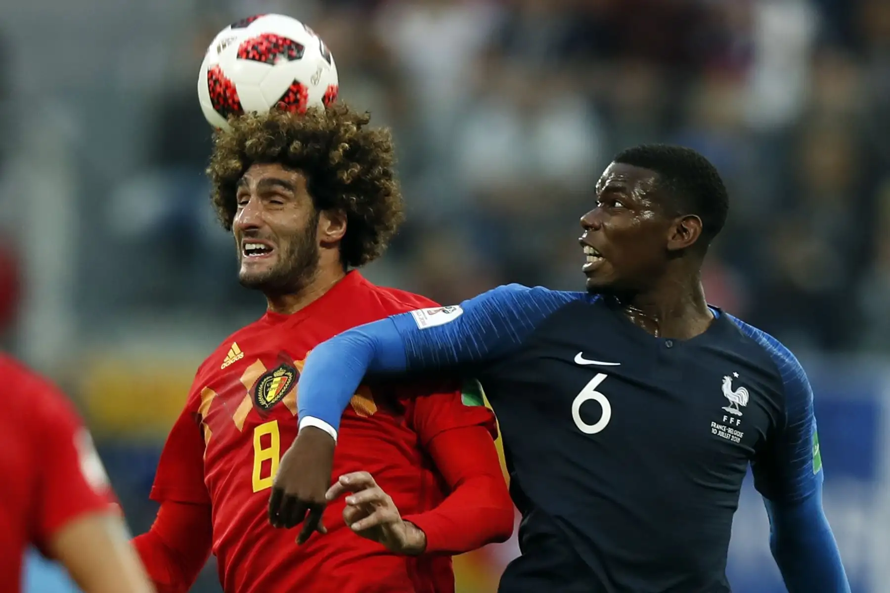 El centrocampista belga Marouane Fellaini (L) compite con el centrocampista francés Paul Pogba durante el partido de semifinales de la Copa Mundial Rusia 2018 entre Francia y Bélgica en el estadio de San Petersburgo en San Petersburgo el 10 de julio de 2018. / AFP
