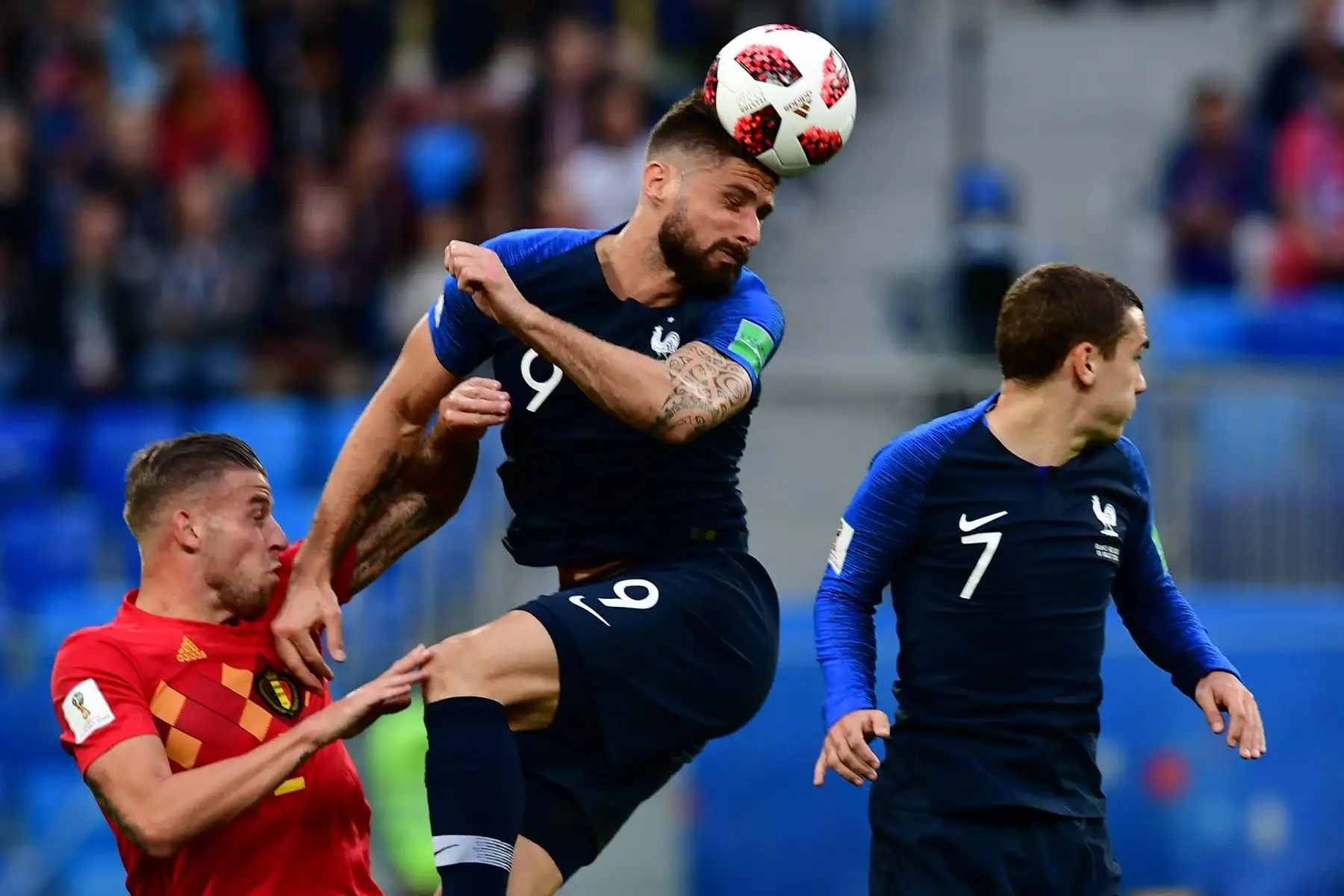 El alero de Francia Olivier Giroud encabeza la pelota durante el partido de semifinales de la Copa del Mundo Rusia 2018 entre Francia y Bélgica en el Estadio de San Petersburgo en San Petersburgo el 10 de julio de 2018. / AFP