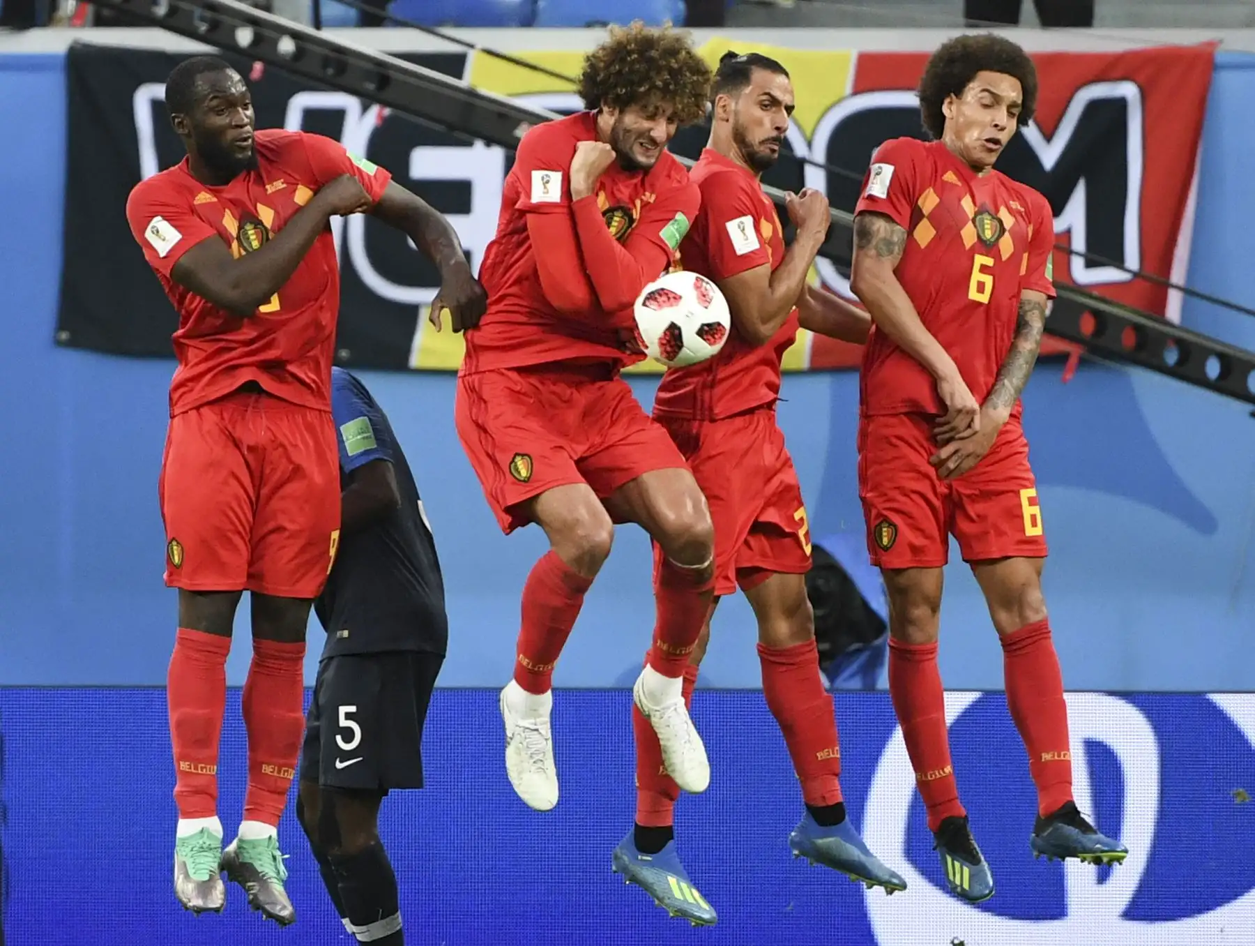 El delantero belga Romelu Lukaku, el centrocampista belga Marouane Fellaini, el mediocampista belga Nacer Chadli y el centrocampista belga Axel Witsel saltan para bloquear un lanzamiento de falta durante el partido de semifinales de la Copa Mundial Rusia 2018 entre Francia y Bélgica en el estadio de San Petersburgo en San Petersburgo 10 de julio de 2018. / AFP