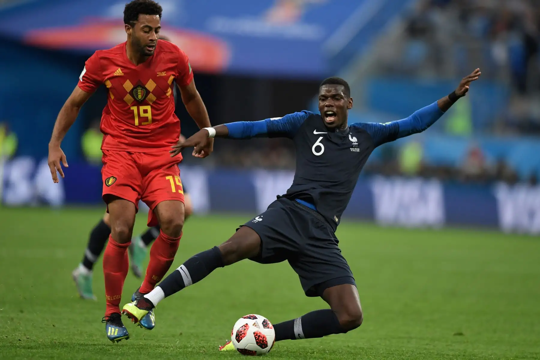 El mediocampista belga Moussa Dembele (L) comete una falta contra el centrocampista francés Paul Pogba durante el partido de semifinales de la Copa Mundial Rusia 2018 entre Francia y Bélgica en el estadio de San Petersburgo el 10 de julio de 2018. / AFP