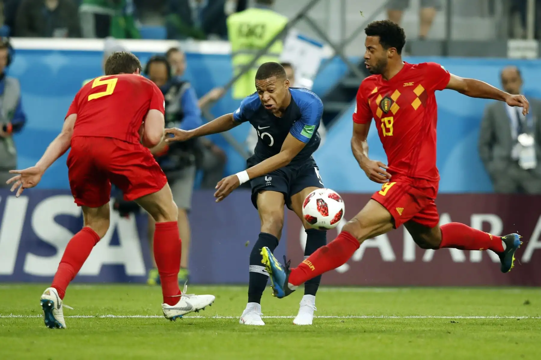 El alero de Francia Kylian Mbappe (C) compite con el centrocampista belga Moussa Dembele durante el partido de semifinales de la Copa del Mundo Rusia 2018 entre Francia y Bélgica en el Estadio de San Petersburgo en San Petersburgo el 10 de julio de 2018. / AFP