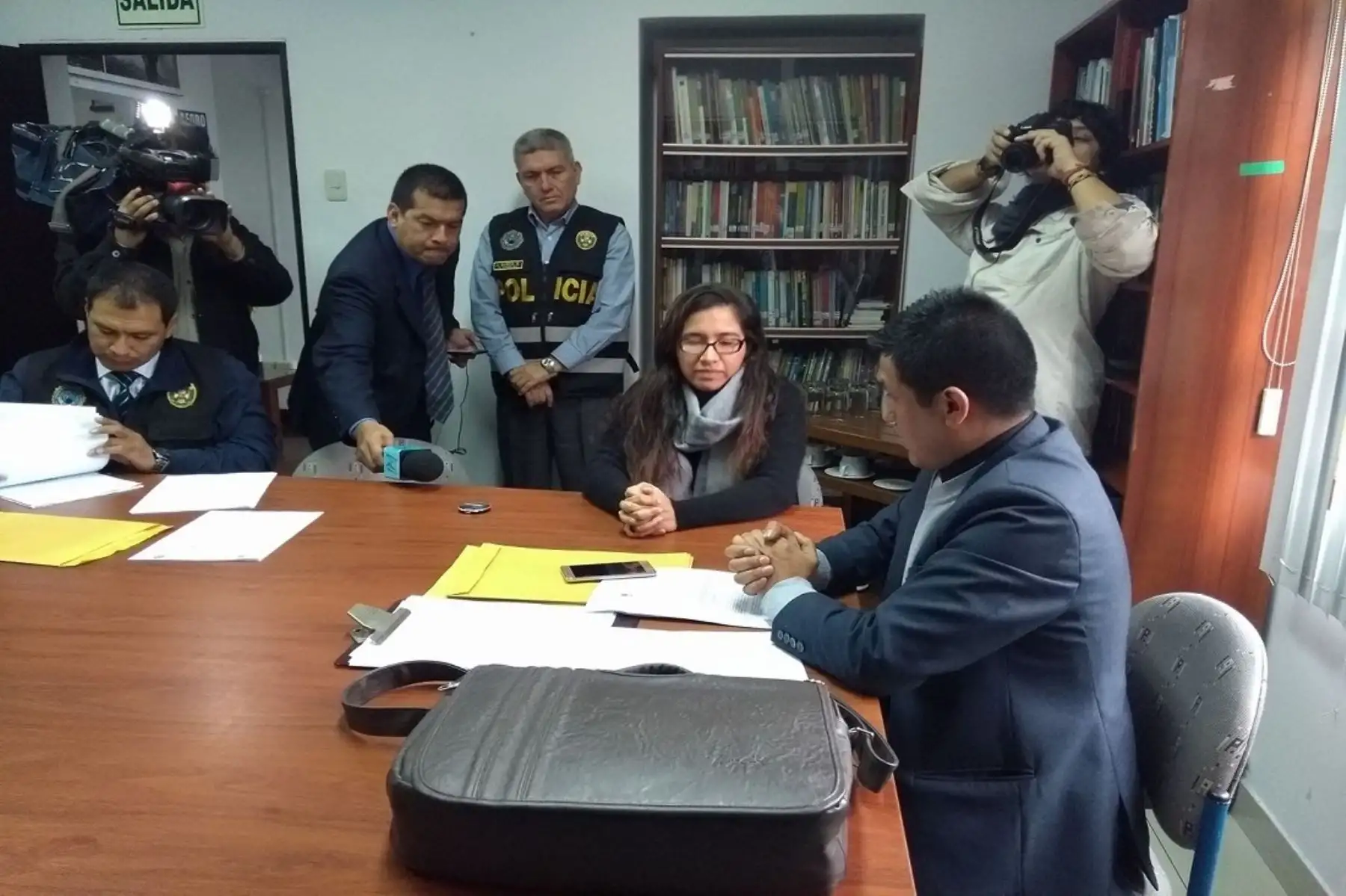 Diligencia fiscal en IDL Reporteros. Foto: Facebook de IDL Reporteros
