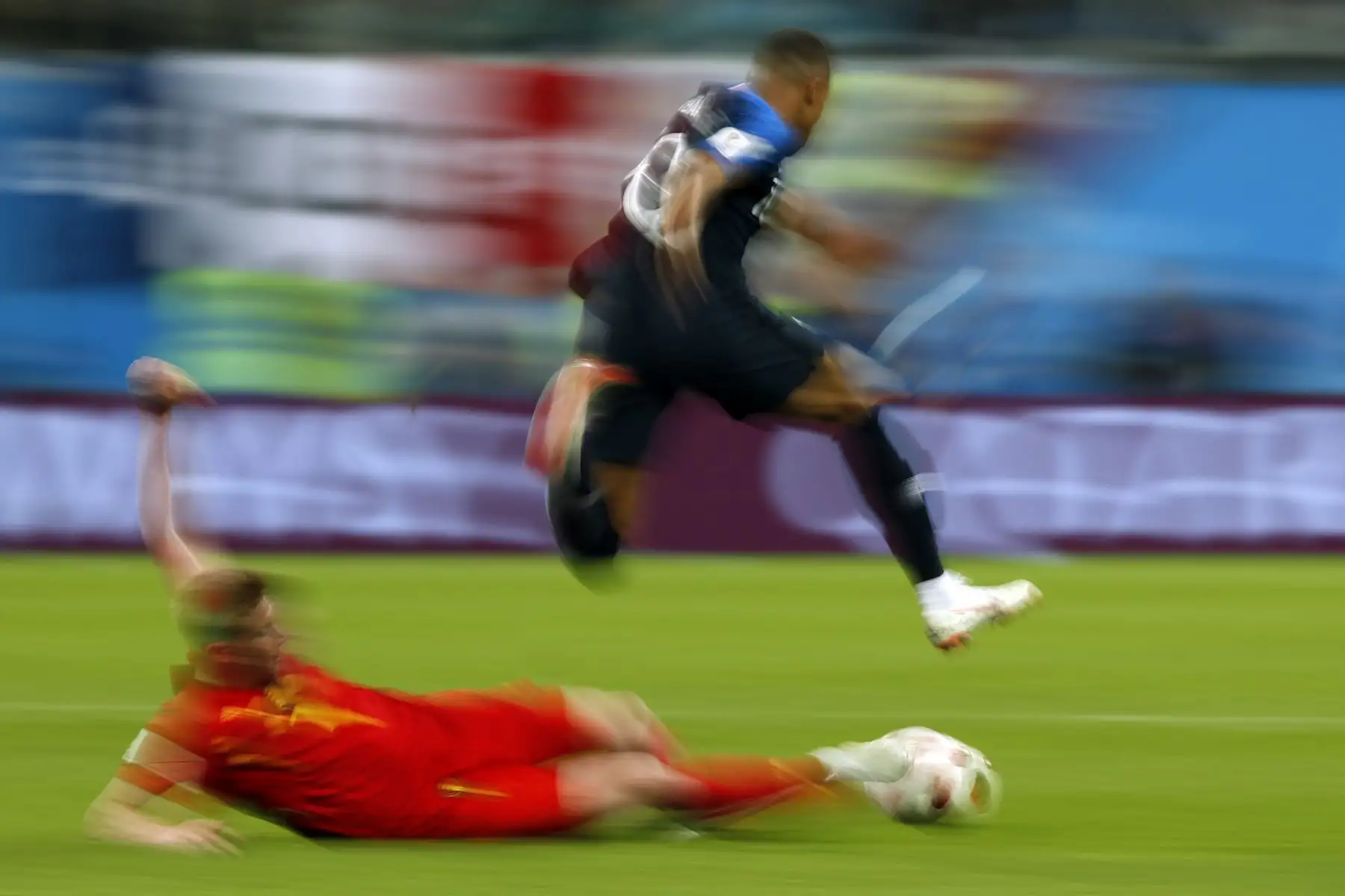 El centrocampista belga Kevin De Bruyne (L) aborda al delantero francés Kylian Mbappe durante el partido de semifinales de la Copa del Mundo Rusia 2018 entre Francia y Bélgica en el Estadio de San Petersburgo en San Petersburgo el 10 de julio de 2018. / AFP