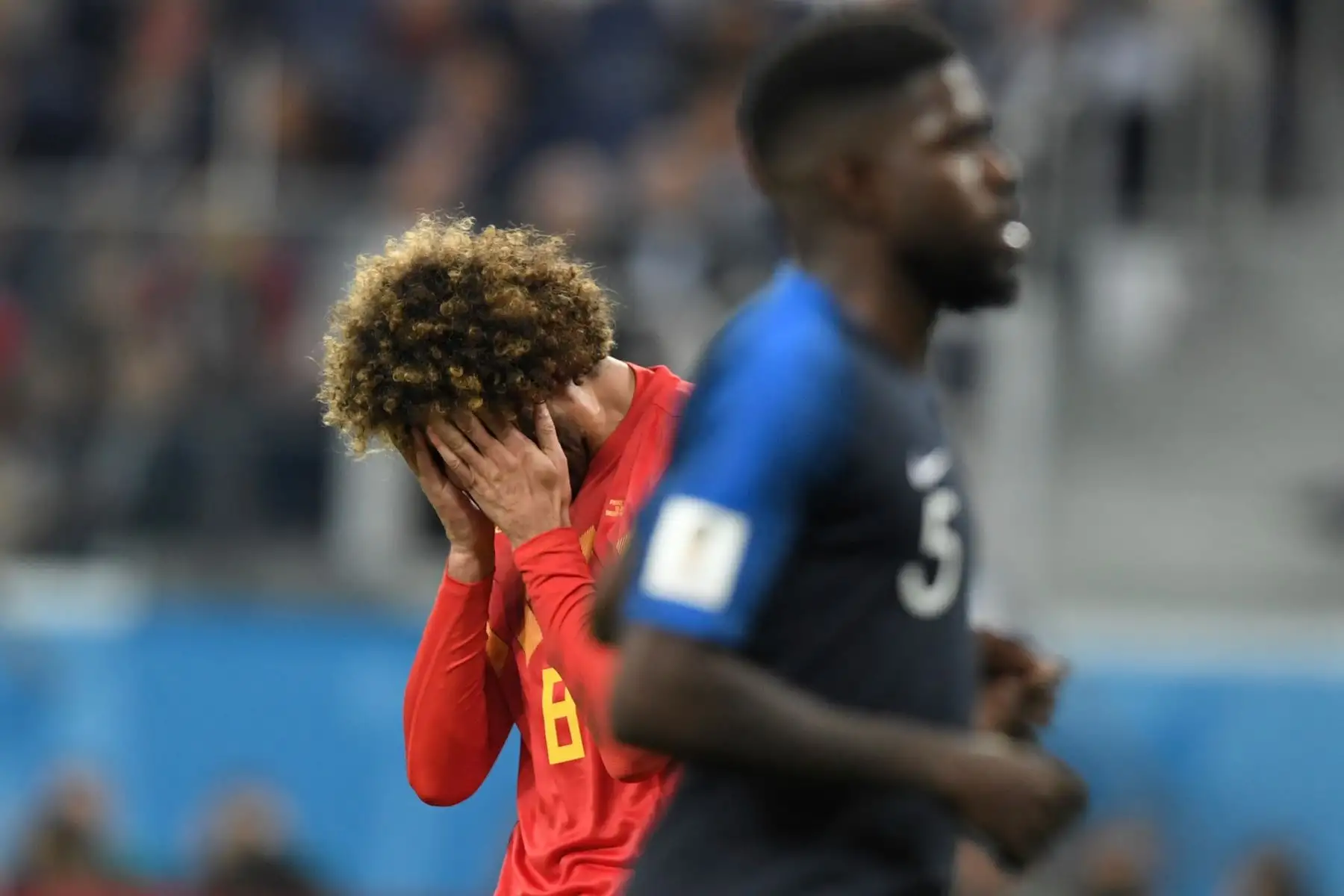 El centrocampista belga Marouane Fellaini (L) reacciona después de que su disparo falla el gol durante el partido de semifinales de la Copa Mundial Rusia 2018 entre Francia y Bélgica en el estadio de San Petersburgo en San Petersburgo el 10 de julio de 2018. / AFP