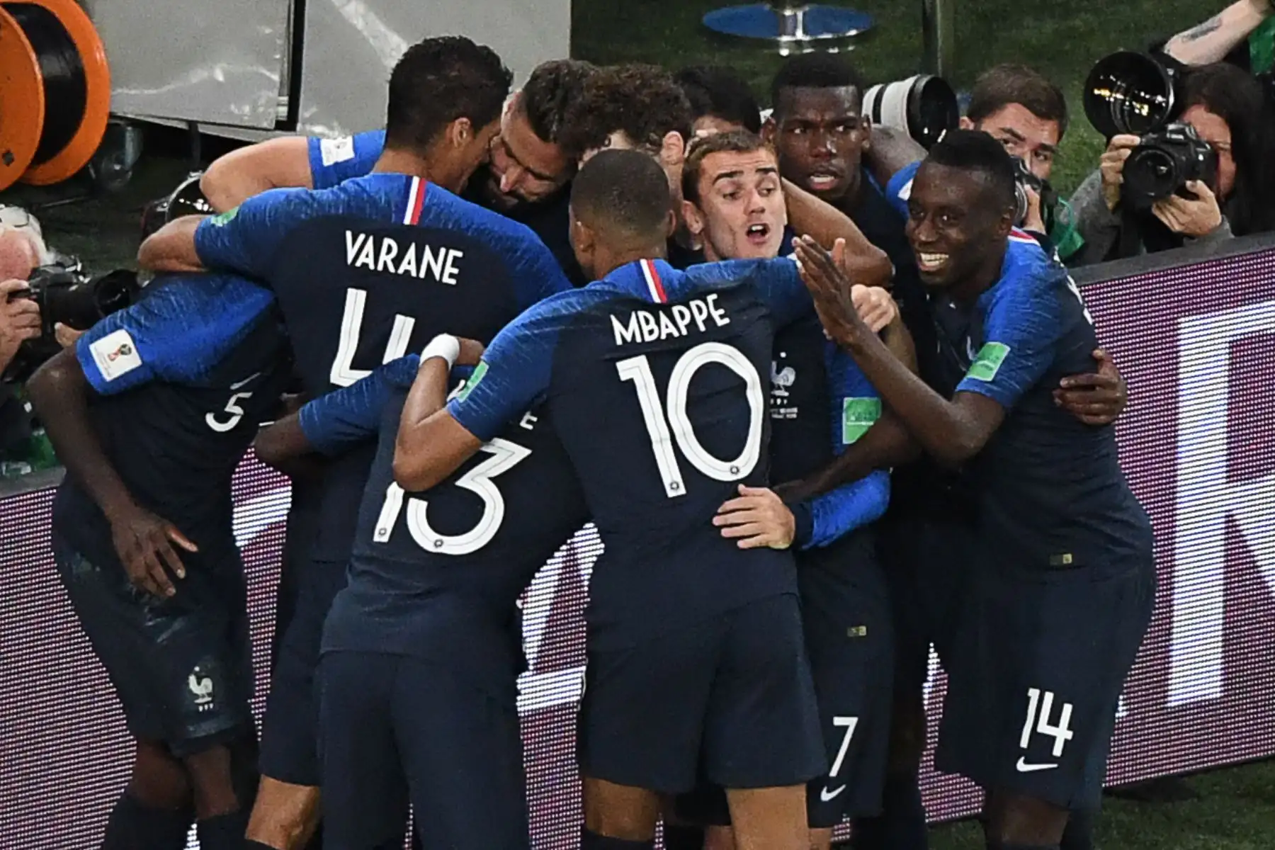 El defensa de Francia Samuel Umtiti celebra con sus compañeros después de anotar un gol durante el partido de semifinales de la Copa Mundial Rusia 2018 entre Francia y Bélgica en el Estadio de San Petersburgo en San Petersburgo el 10 de julio de 2018. / AFP