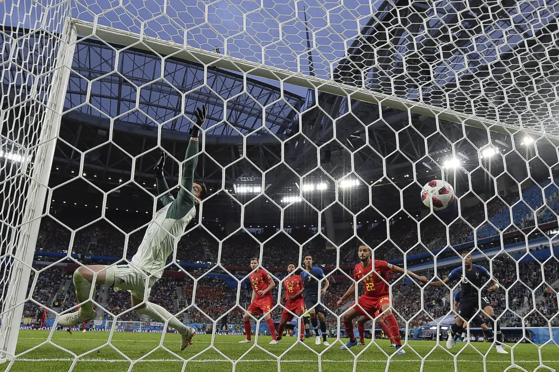 El portero belga Thibaut Courtois (L) concede el primer gol durante el partido de semifinales de la Copa Mundial Rusia 2018 entre Francia y Bélgica en el Estadio de San Petersburgo en San Petersburgo el 10 de julio de 2018. / AFP