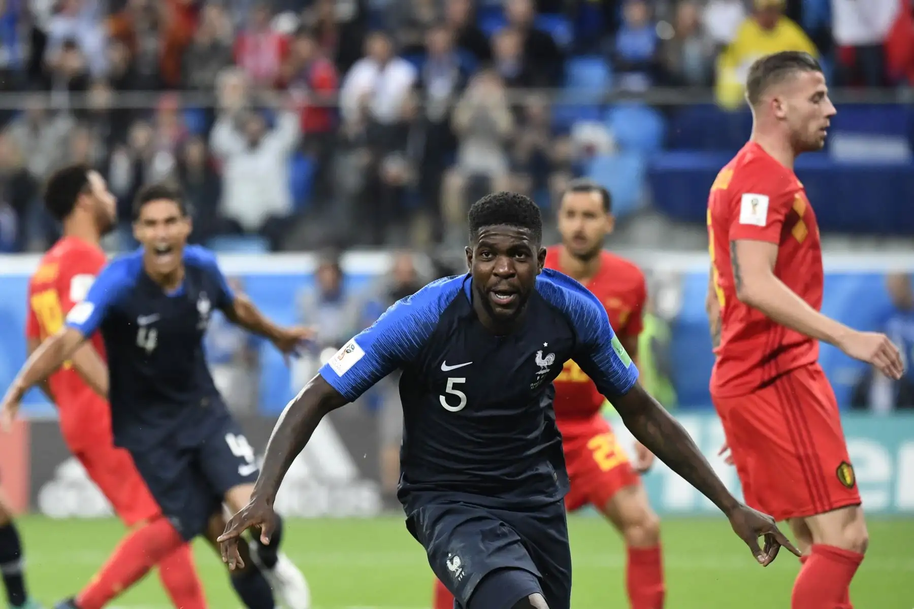 El defensor de Francia Samuel Umtiti celebra el gol de apertura durante el partido de semifinales de la Copa Mundial Rusia 2018 entre Francia y Bélgica en el Estadio de San Petersburgo en San Petersburgo el 10 de julio de 2018. / AFP