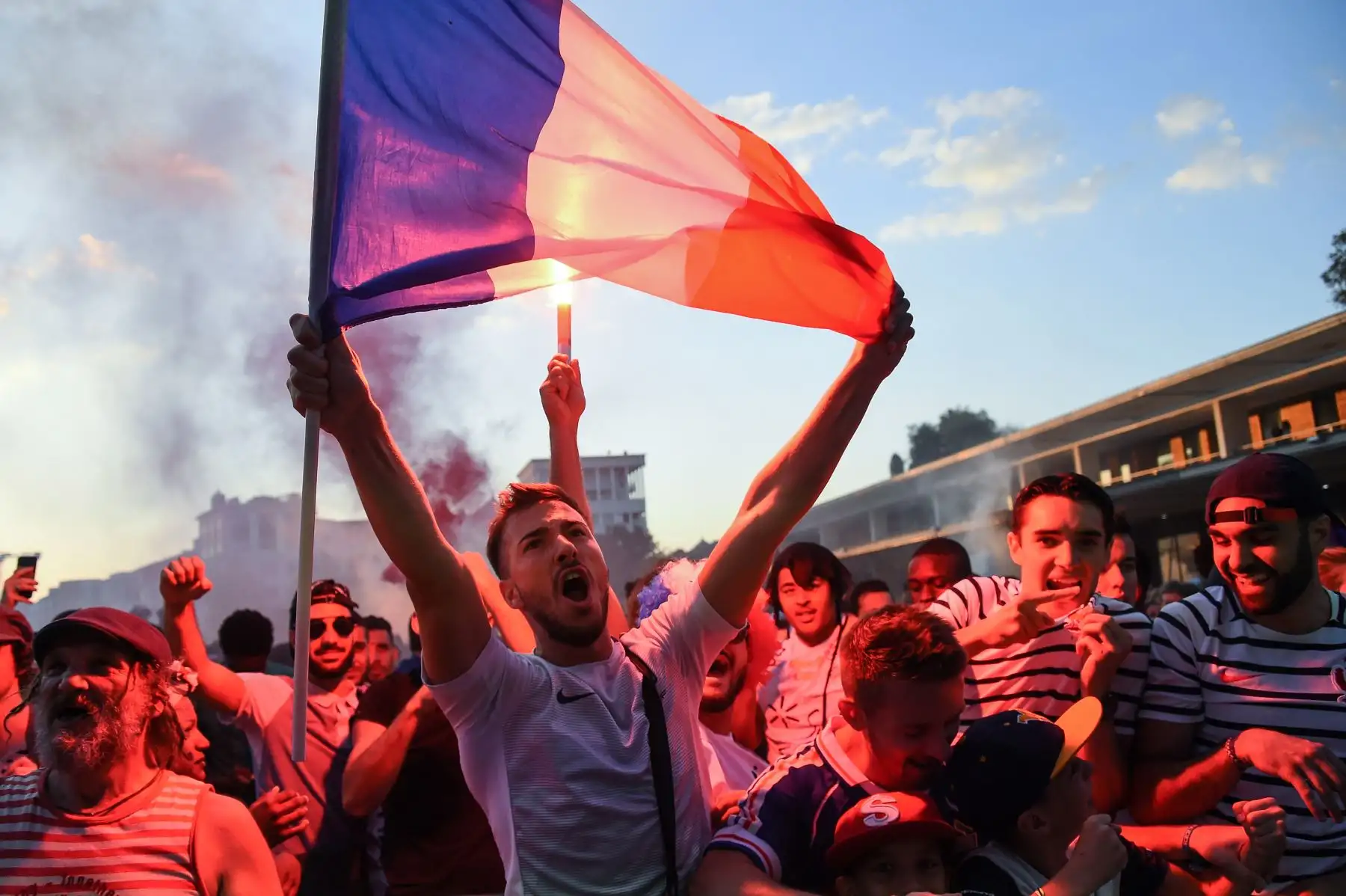 La gente celebra el primer gol de Francia cuando se reúnen en una zona de aficionados en Montpellier, en el sur de Francia, el 10 de julio de 2018 para ver el partido de fútbol semifinal de la Copa Mundial Rusia 2018 entre Francia y Bélgica. / AFP