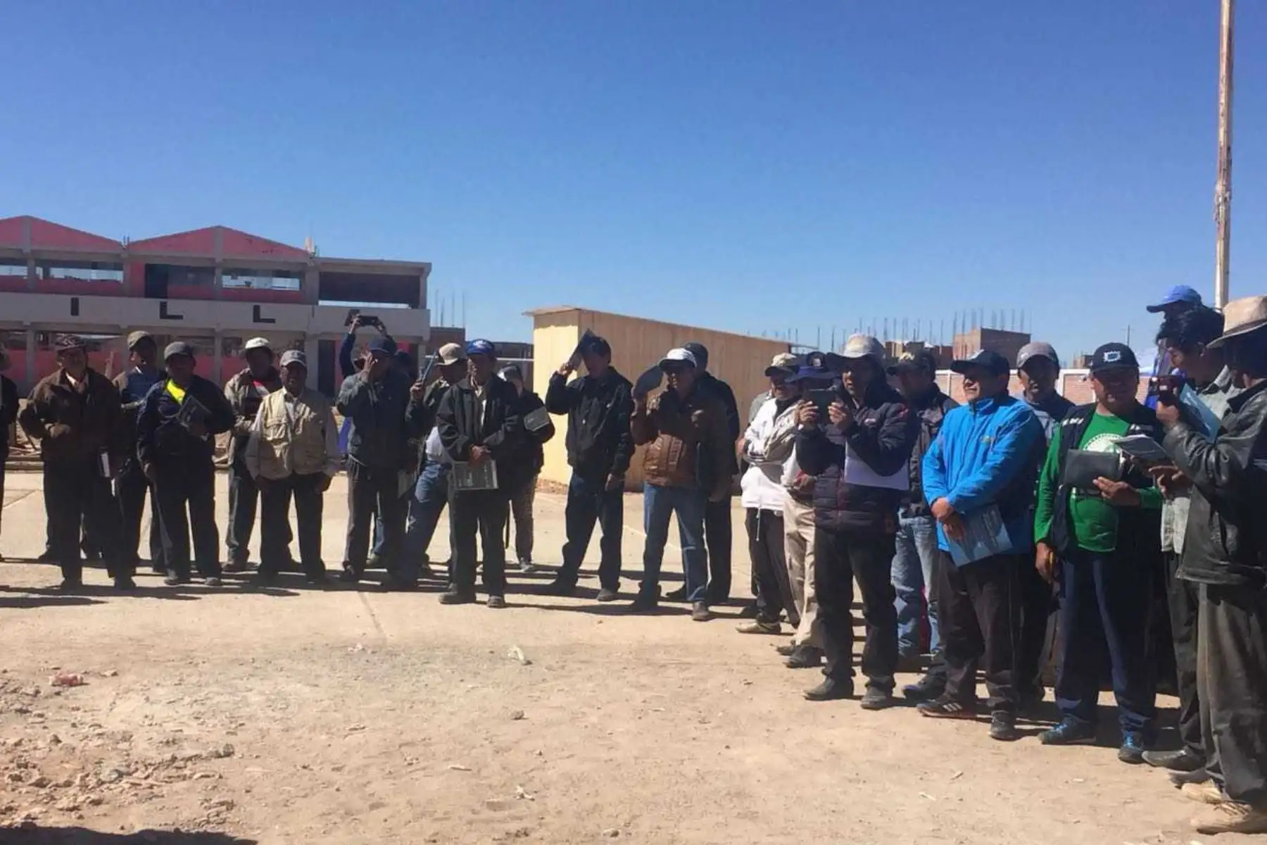 Como parte del proceso de socialización del proyecto Sistema de Tratamiento de las Aguas Residuales de la Cuenca del Lago Titicaca (PTAR Titicaca), el Ministerio de Vivienda, Construcción y Saneamiento (MVCS) y ProInversión se reunieron con líderes y vecinos del sector Chilla, provincia de Juliaca, región Puno, para darles a conocer las características de dicho proyecto.