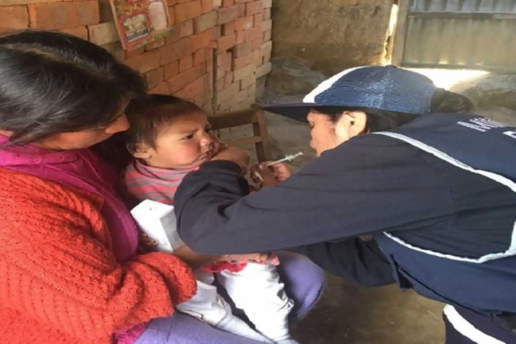 Brigadas del Ministerio de Salud (Minsa) conformadas por médicos, enfermeras y técnicos en enfermería, recorrieron en las regiones Junín y Arequipa las zonas vulnerables a las heladas y brindaron 2108 atenciones gratuitas a la población afectada por las bajas temperaturas