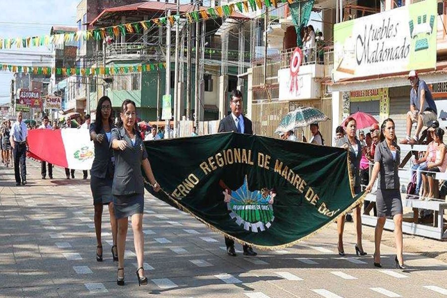 Gobernador regional de Madre de Dios, Luis Otsuka Salazar presidió los actos centrales, como el desfile de las autoridades políticas, militares, instituciones públicas y privadas, escolares y sociedad civil.