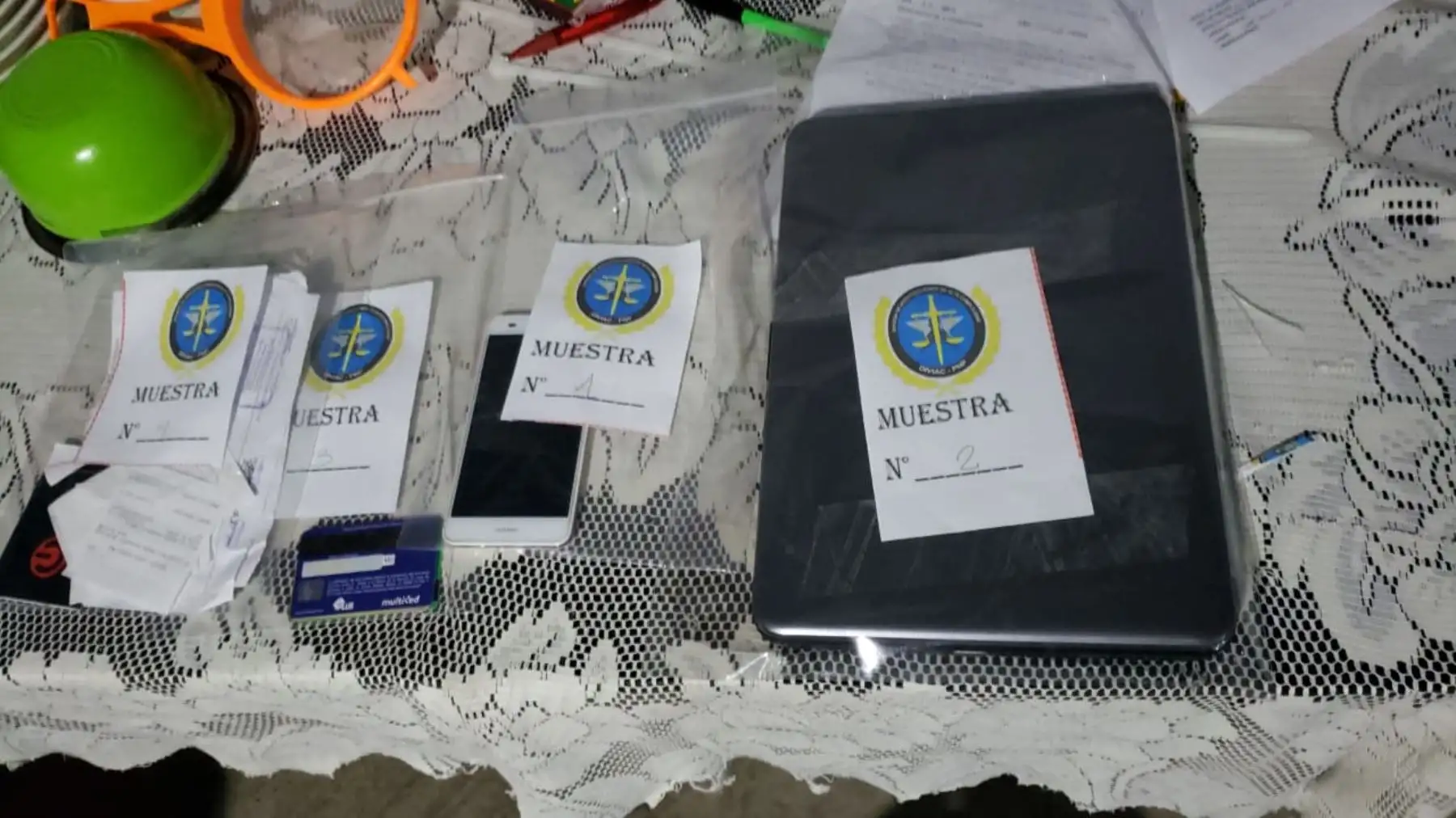 La Policía Nacional del Perú (PNP) y el Ministerio Público detuvieron esta madrugada a 35 personas sindicadas como integrantes de la organización criminal Los Nuevos Malditos del Triunfo, dedicados a la extorsión, robo agravado, sicariato y tenencia ilegal de armas en la región La Libertad. Foto: ANDINA/Mininter