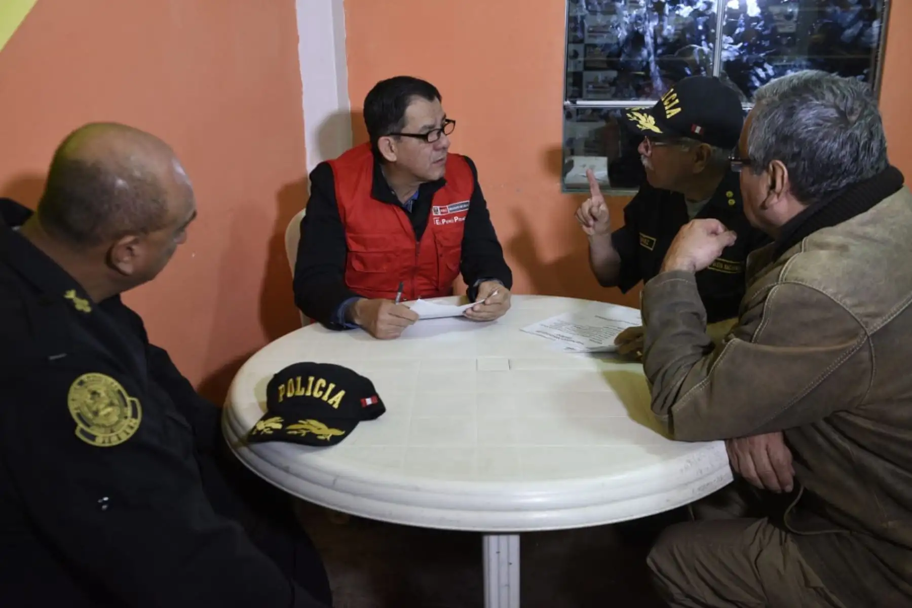 La Policía Nacional del Perú (PNP) y el Ministerio Público detuvieron esta madrugada a 35 personas sindicadas como integrantes de la organización criminal Los Nuevos Malditos del Triunfo, dedicados a la extorsión, robo agravado, sicariato y tenencia ilegal de armas en la región La Libertad. Foto: ANDINA/Mininter