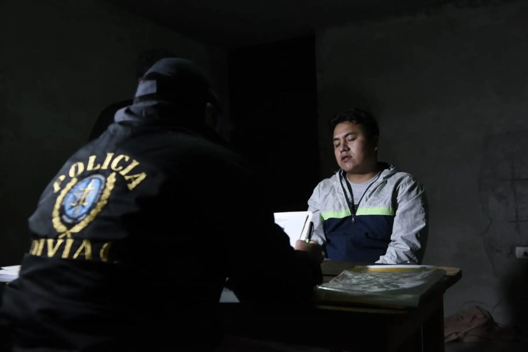 La Policía Nacional del Perú (PNP) y el Ministerio Público detuvieron esta madrugada a 35 personas sindicadas como integrantes de la organización criminal Los Nuevos Malditos del Triunfo, dedicados a la extorsión, robo agravado, sicariato y tenencia ilegal de armas en la región La Libertad. Foto: ANDINA/Mininter