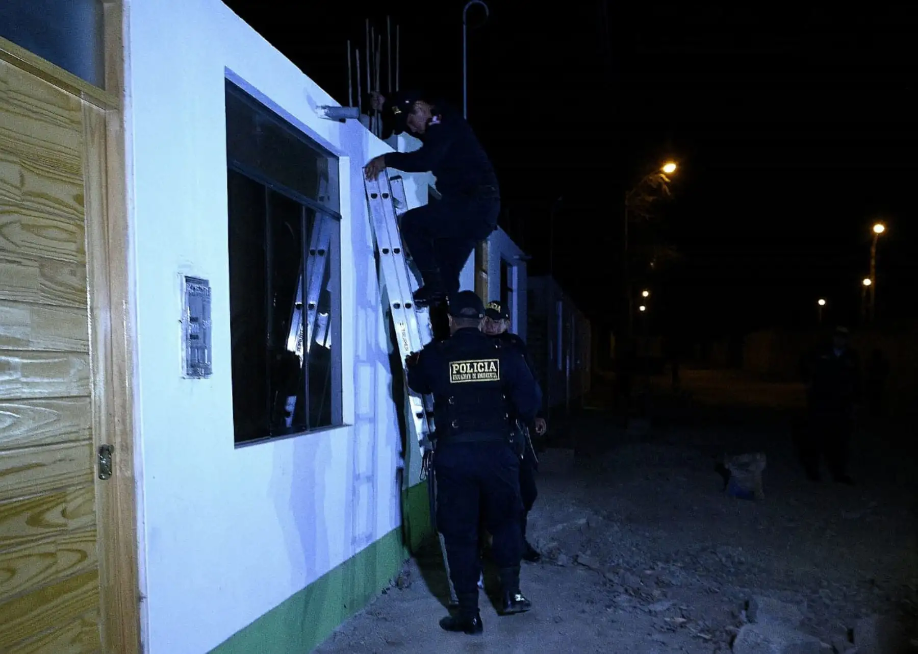 La Policía Nacional del Perú (PNP) y el Ministerio Público detuvieron esta madrugada a 35 personas sindicadas como integrantes de la organización criminal Los Nuevos Malditos del Triunfo, dedicados a la extorsión, robo agravado, sicariato y tenencia ilegal de armas en la región La Libertad. Foto: ANDINA/Mininter