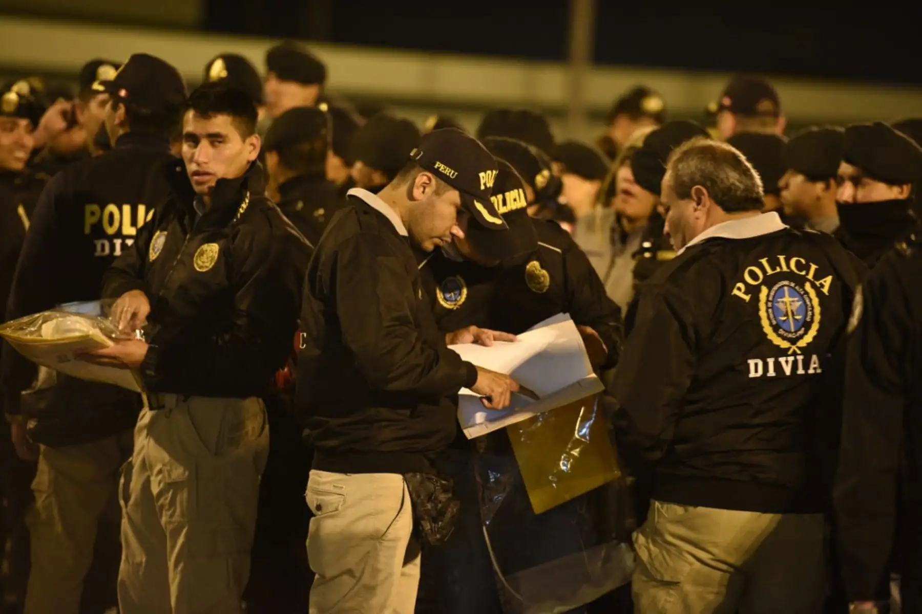 La Policía Nacional del Perú (PNP) y el Ministerio Público detuvieron esta madrugada a 35 personas sindicadas como integrantes de la organización criminal Los Nuevos Malditos del Triunfo, dedicados a la extorsión, robo agravado, sicariato y tenencia ilegal de armas en la región La Libertad. Foto: ANDINA/Mininter