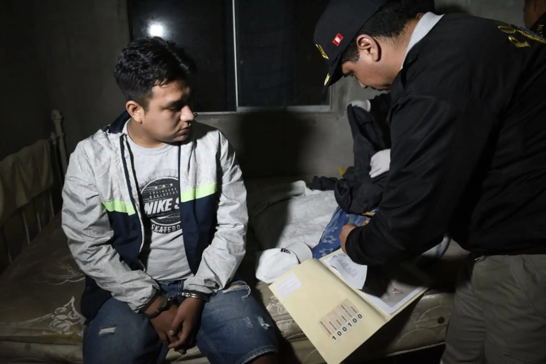 La Policía Nacional del Perú (PNP) y el Ministerio Público detuvieron esta madrugada a 35 personas sindicadas como integrantes de la organización criminal Los Nuevos Malditos del Triunfo, dedicados a la extorsión, robo agravado, sicariato y tenencia ilegal de armas en la región La Libertad. Foto: ANDINA/Mininter