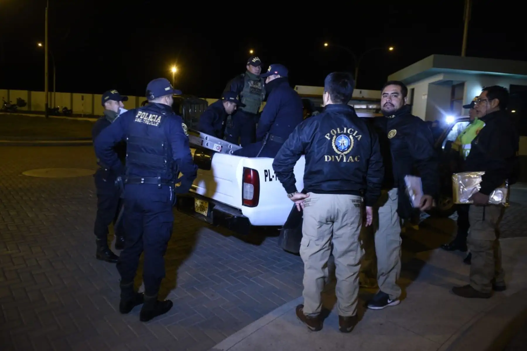 La Policía Nacional del Perú (PNP) y el Ministerio Público detuvieron esta madrugada a 35 personas sindicadas como integrantes de la organización criminal Los Nuevos Malditos del Triunfo, dedicados a la extorsión, robo agravado, sicariato y tenencia ilegal de armas en la región La Libertad. Foto: ANDINA/Mininter