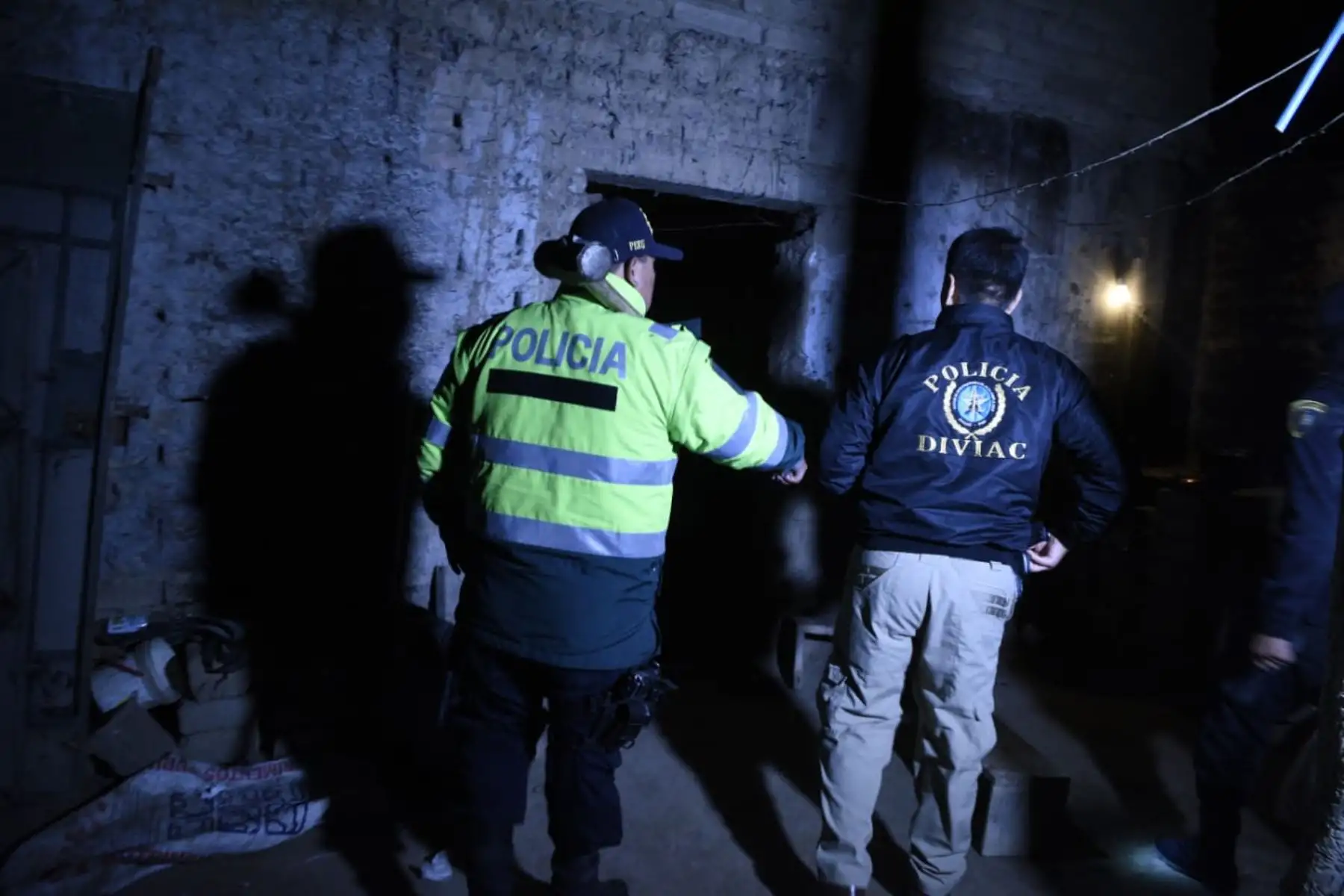 La Policía Nacional del Perú (PNP) y el Ministerio Público detuvieron esta madrugada a 35 personas sindicadas como integrantes de la organización criminal Los Nuevos Malditos del Triunfo, dedicados a la extorsión, robo agravado, sicariato y tenencia ilegal de armas en la región La Libertad. Foto: ANDINA/Mininter
