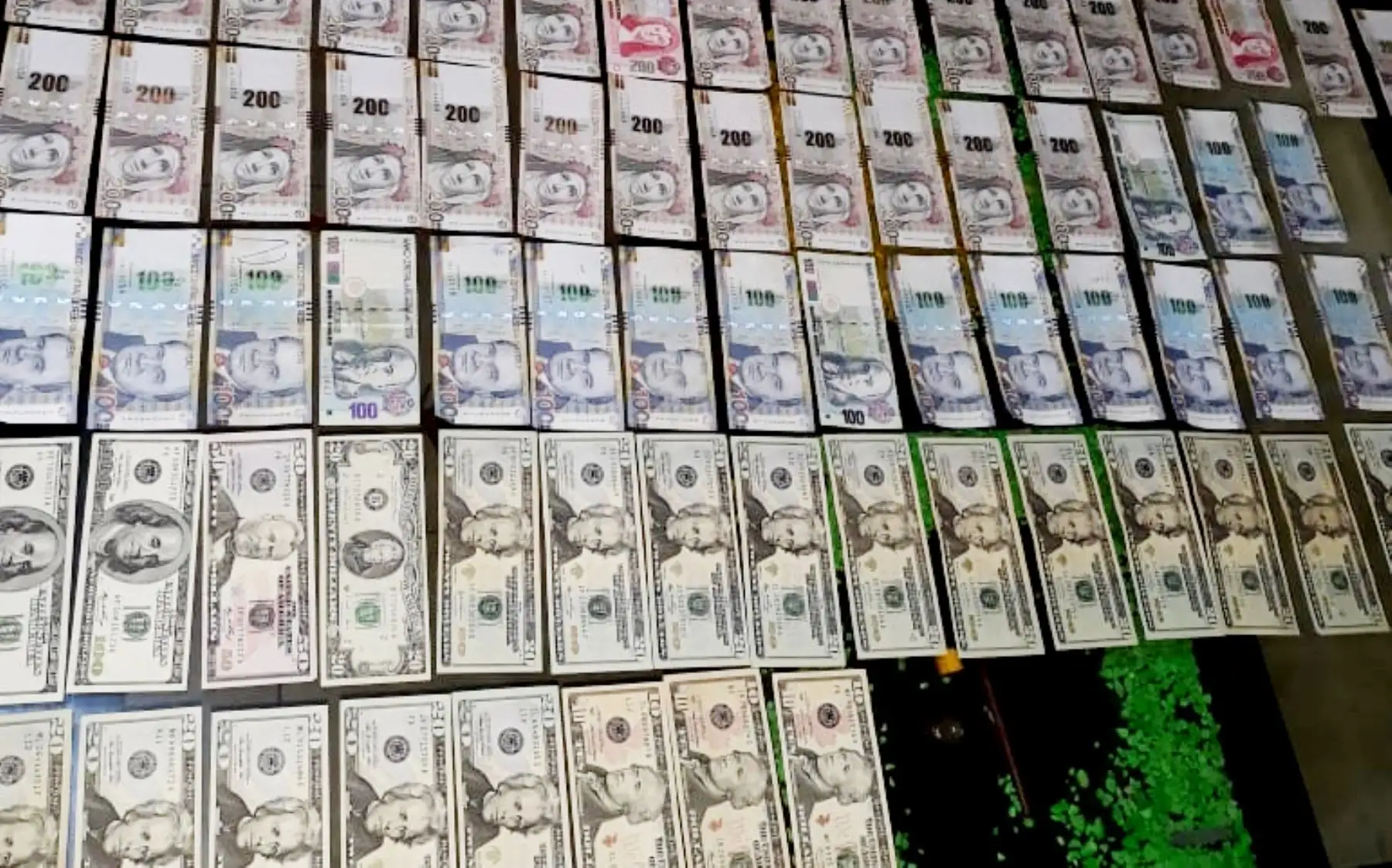 La Policía Nacional del Perú (PNP) y el Ministerio Público detuvieron esta madrugada a 35 personas sindicadas como integrantes de la organización criminal Los Nuevos Malditos del Triunfo, dedicados a la extorsión, robo agravado, sicariato y tenencia ilegal de armas en la región La Libertad. Foto: ANDINA/Mininter