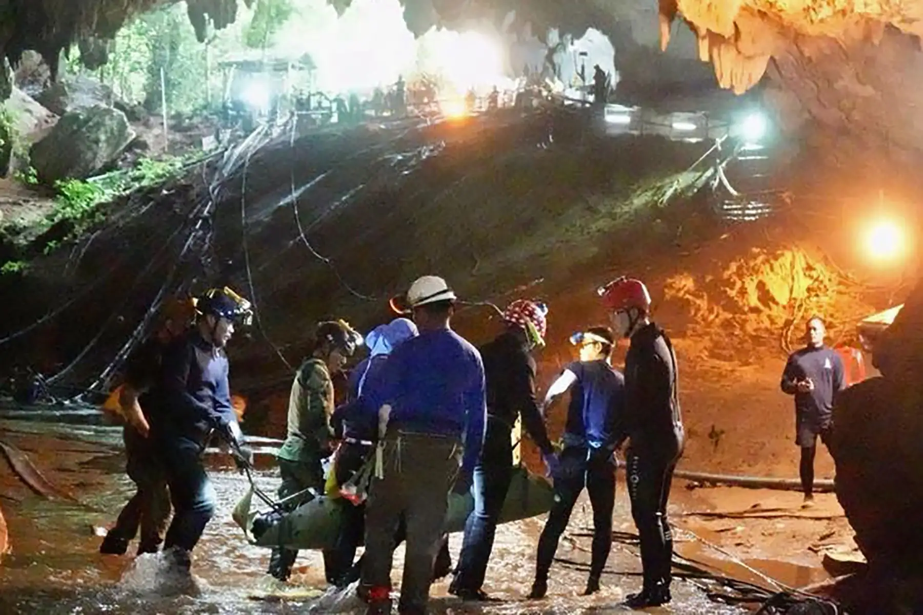 Esta foto sin fecha entregada por la Royal Thai Navy el 11 de julio de 2018 muestra a uno de los miembros del equipo "Wild Boars" movido en una camilla durante la operación de rescate en la cueva Tham Luang en Khun Nam Nang Non Forest Park en Mae Sai distrito.
Los 12 niños rescatados de una cueva tailandesa fueron pasados "durmiendo" en camillas a través de los traicioneros pasillos, un ex SEAL de la marina tailandesa le dijo a la AFP el 11 de julio. AFP