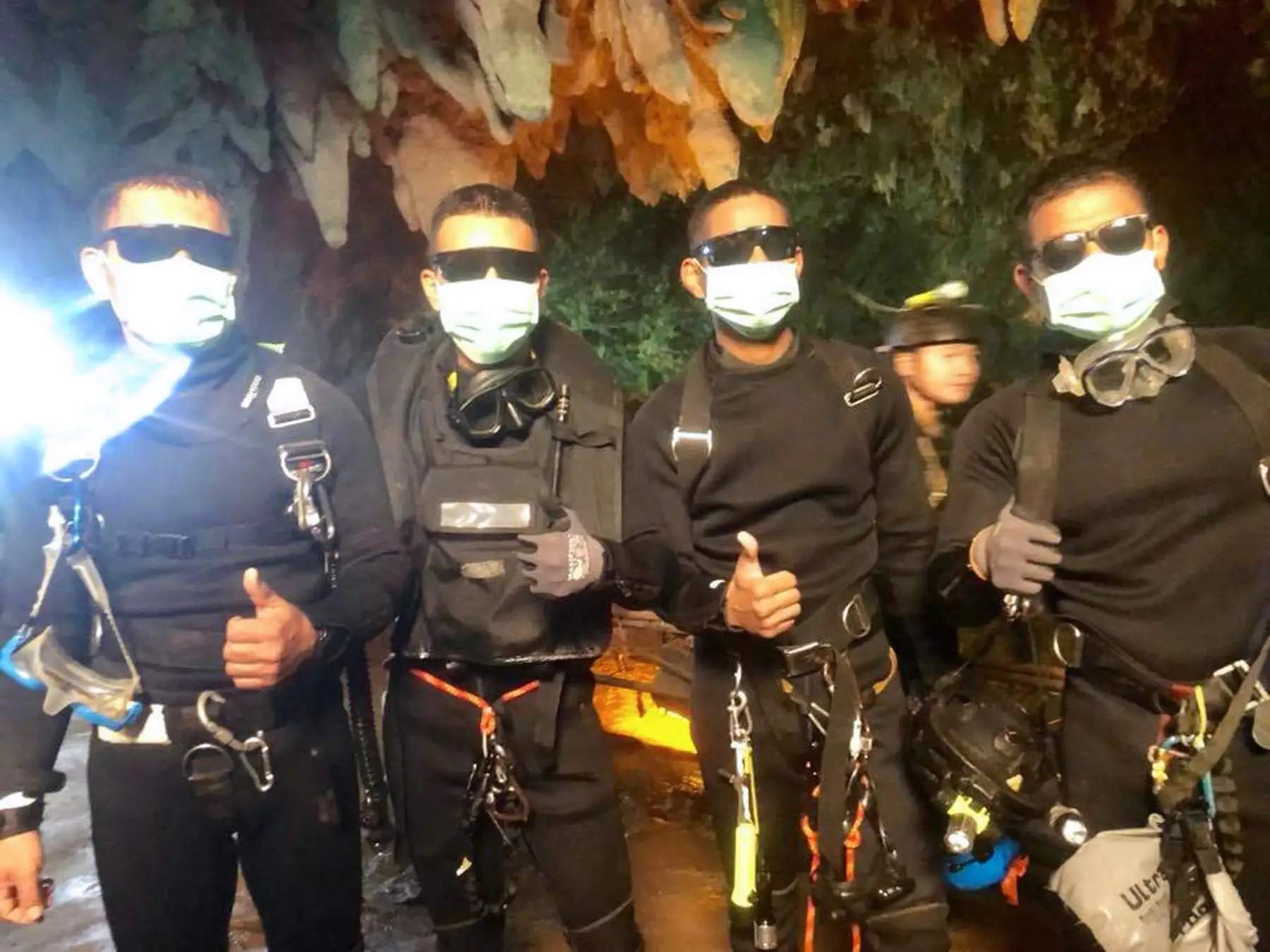 Esta foto del folleto tomada por la Marina Real tailandesa el 10 de julio de 2018 muestra que los últimos cuatro SEALs de la marina tailandesa dieron su visto bueno después de salir de la cueva Tham Luang en el parque Khun Nam Nang Non Forest en el distrito de Mae Sai, provincia de Chiang Rai. el rescate de los cuatro niños restantes y su entrenador.
Tailandia celebró la exitosa misión para liberar a 12 niños y su entrenador de fútbol de una cueva el 11 de julio. AFP