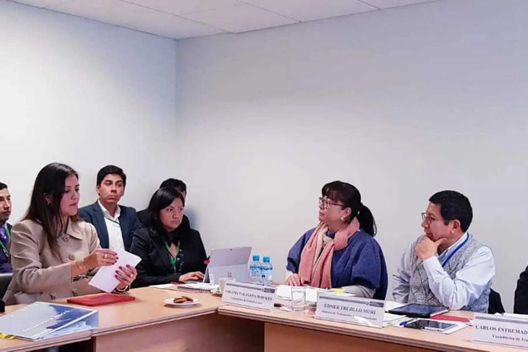 El ministro de Transportes y Comunicaciones, Edmer Trujillo Mori, coordinó con los gobernadores regionales que asistieron al octavo Gore-Ejecutivo, acciones destinadas a ejecutar los proyectos viales que se financiarán con los 2,237 millones de soles que el sector transfirió a los gobiernos regionales durante los últimos 100 días.
