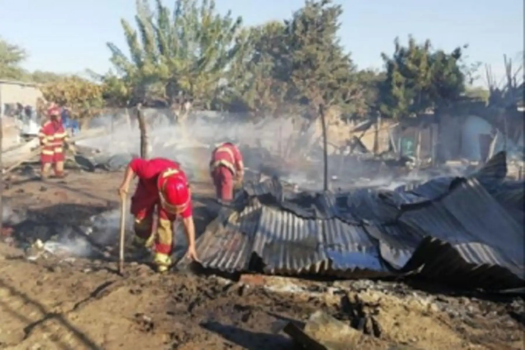 Un incendio urbano que se registró en la víspera en el AA.HH Pampas de Castilla, en el distrito de Castilla, provincia y región Piura, dejó 22 damnificado al colapsar 6 rústicas viviendas, informó el Instituto Nacional de Defensa Civil (Indeci).