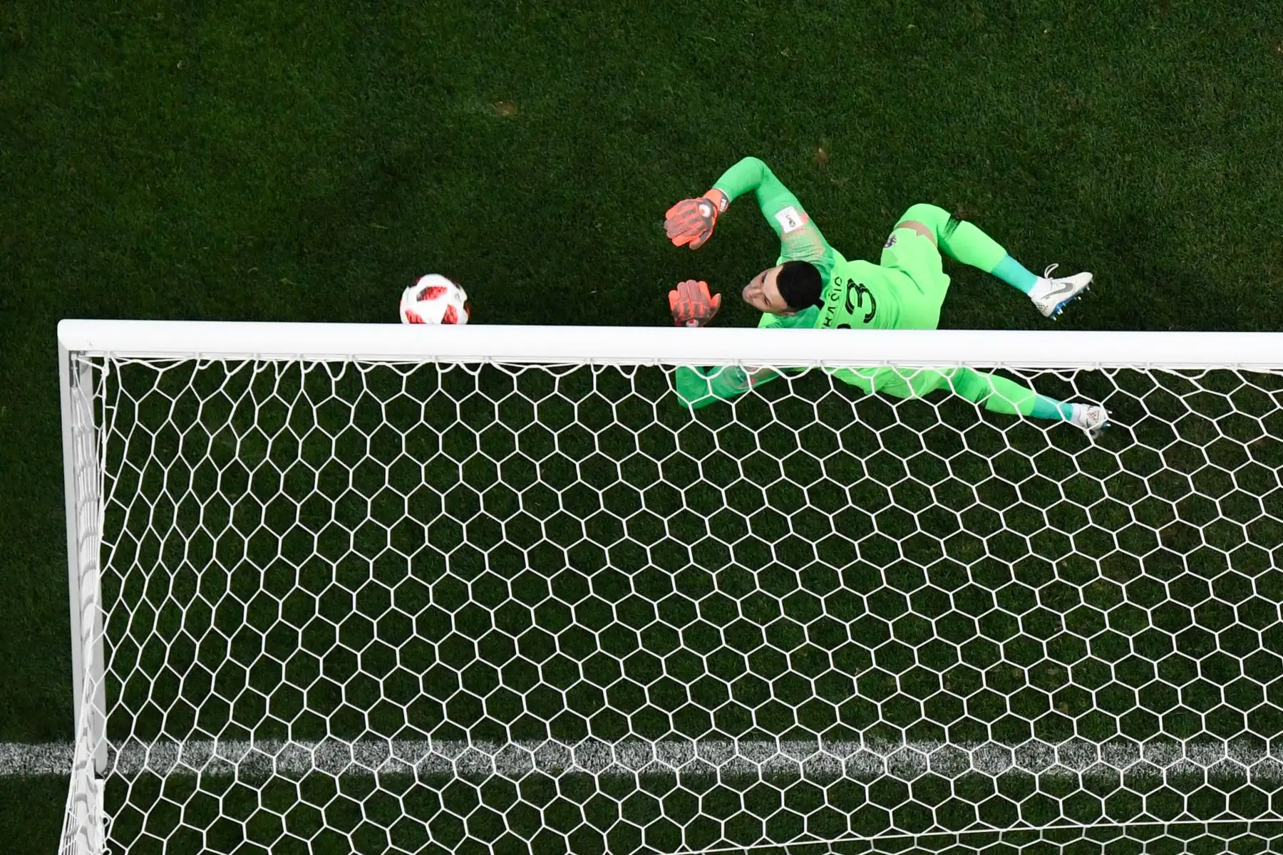 El portero croata Danijel Subasic concede desde un lanzamiento de falta durante el partido de semifinales de la Copa del Mundo Rusia 2018 entre Croacia e Inglaterra en el Estadio Luzhniki en Moscú el 11 de julio de 2018. / AFP