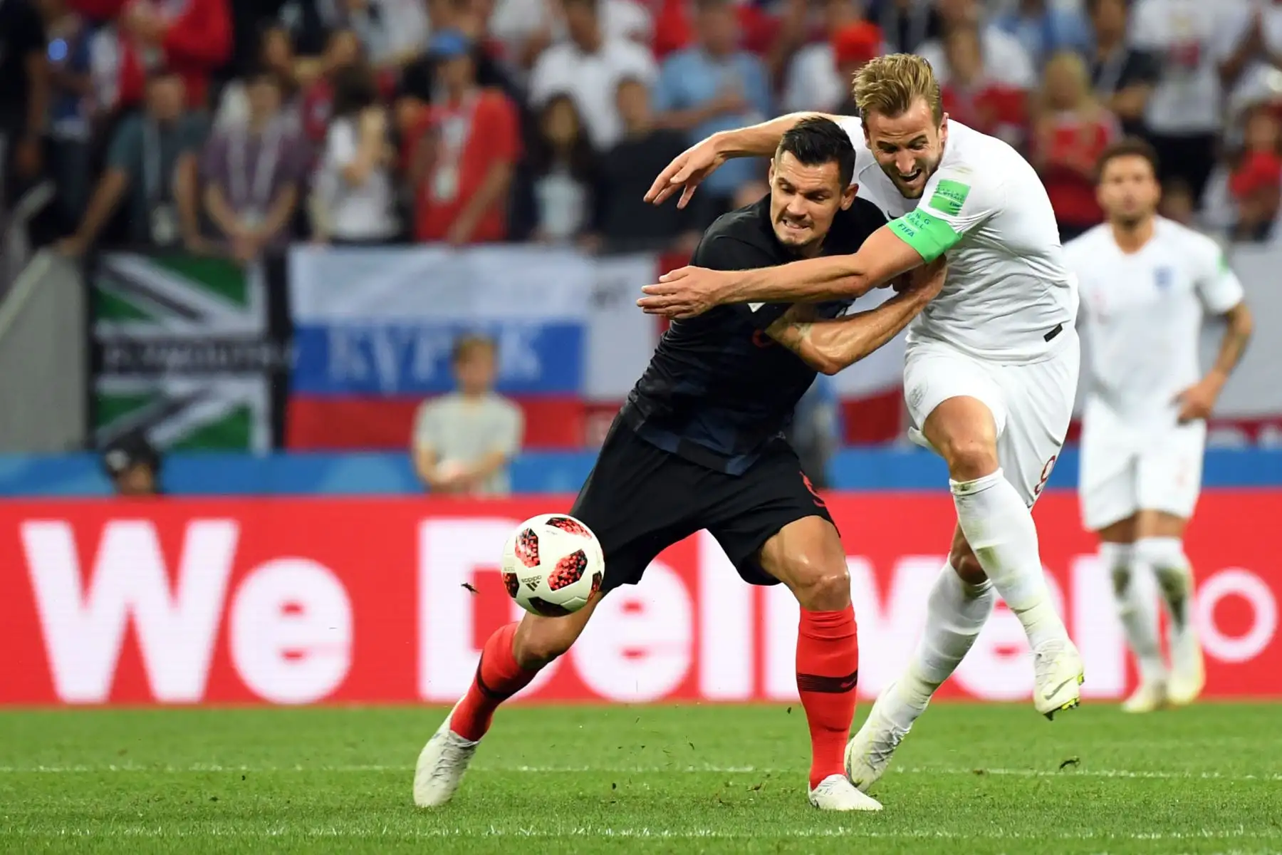 El defensa croata Dejan Lovren (L) reta al alero de Inglaterra Harry Kane durante el partido de semifinales de la Copa Mundial Rusia 2018 entre Croacia e Inglaterra en el Estadio Luzhniki en Moscú el 11 de julio de 2018. / AFP