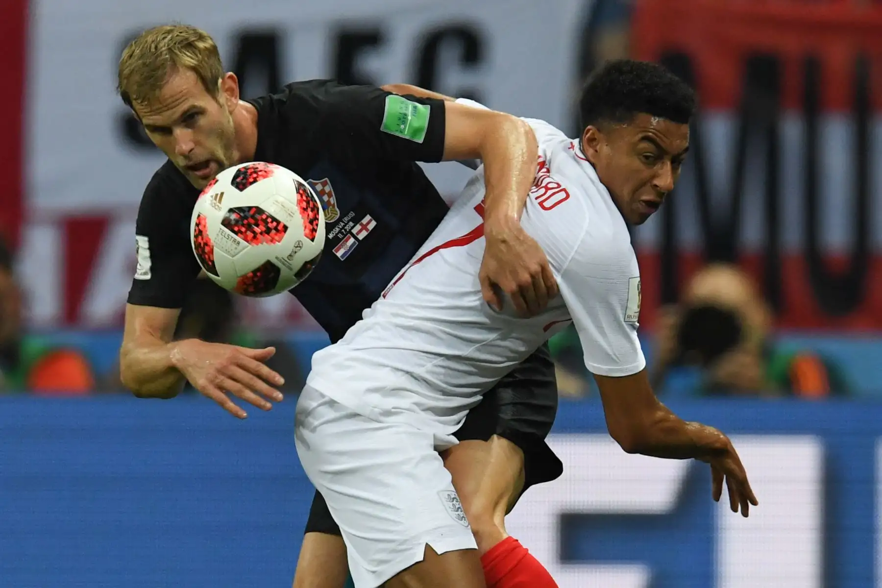 El mediocampista inglés Jesse Lingard (R) reta al defensor croata Ivan Strinic durante el partido de semifinales de la Copa Mundial Rusia 2018 entre Croacia e Inglaterra en el Estadio Luzhniki en Moscú el 11 de julio de 2018. / AFP