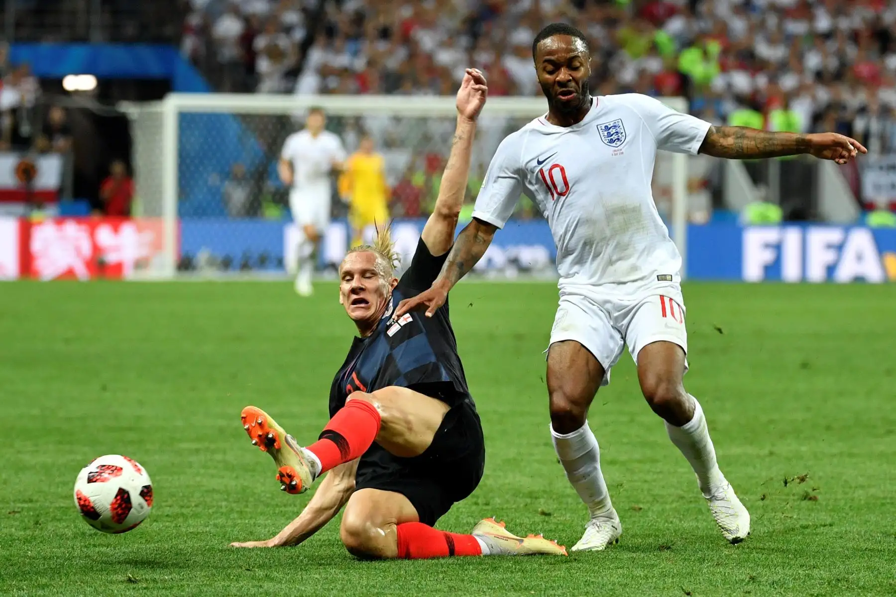 El defensor de Croacia Domagoj Vida (L) compite con el alero Raheem Sterling de Inglaterra durante el partido de semifinales de la Copa Mundial Rusia 2018 entre Croacia e Inglaterra en el Estadio Luzhniki en Moscú el 11 de julio de 2018. / AFP