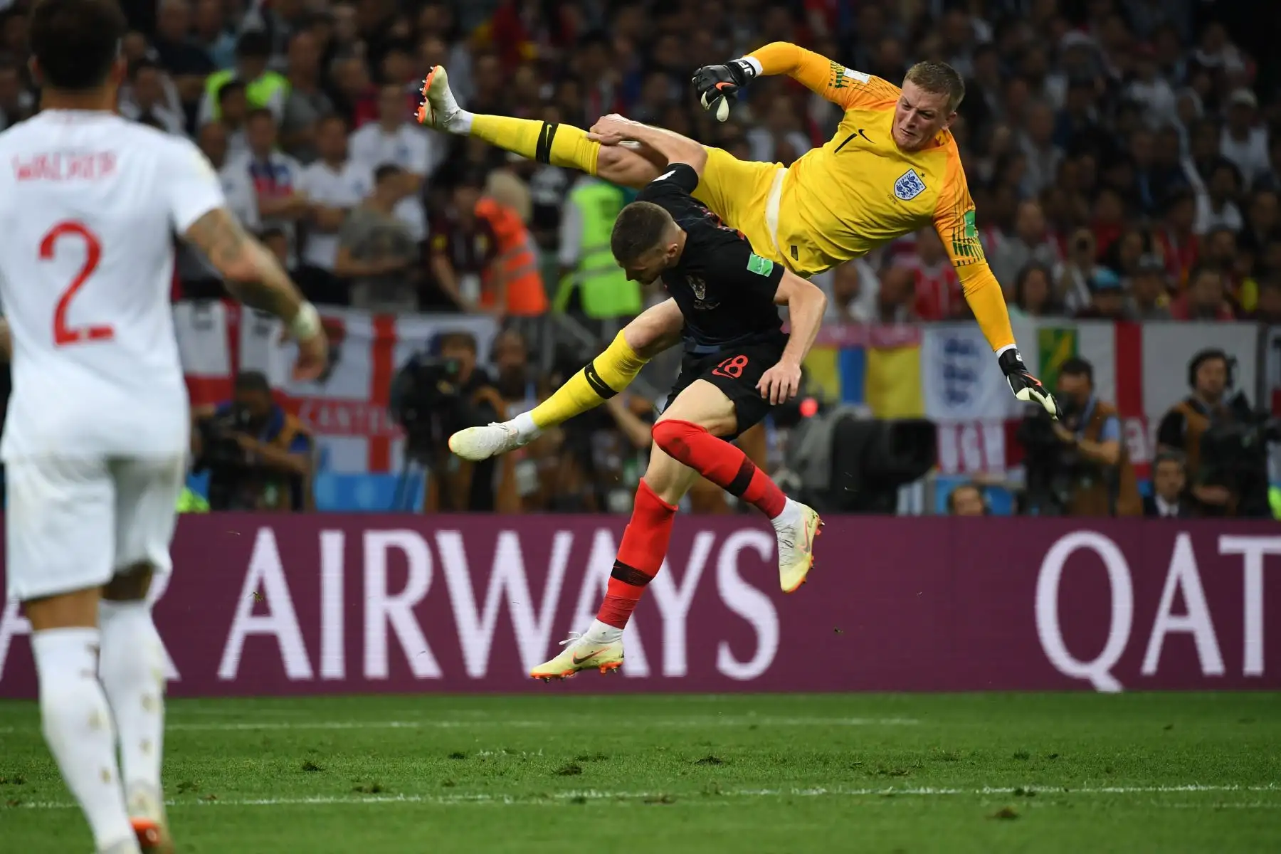 El delantero de Croacia Ante Rebic compite por el cabezazo con el portero de Inglaterra Jordan Pickford (R) durante el partido de semifinales de la Copa Mundial Rusia 2018 entre Croacia e Inglaterra en el Estadio Luzhniki en Moscú el 11 de julio de 2018. / AFP